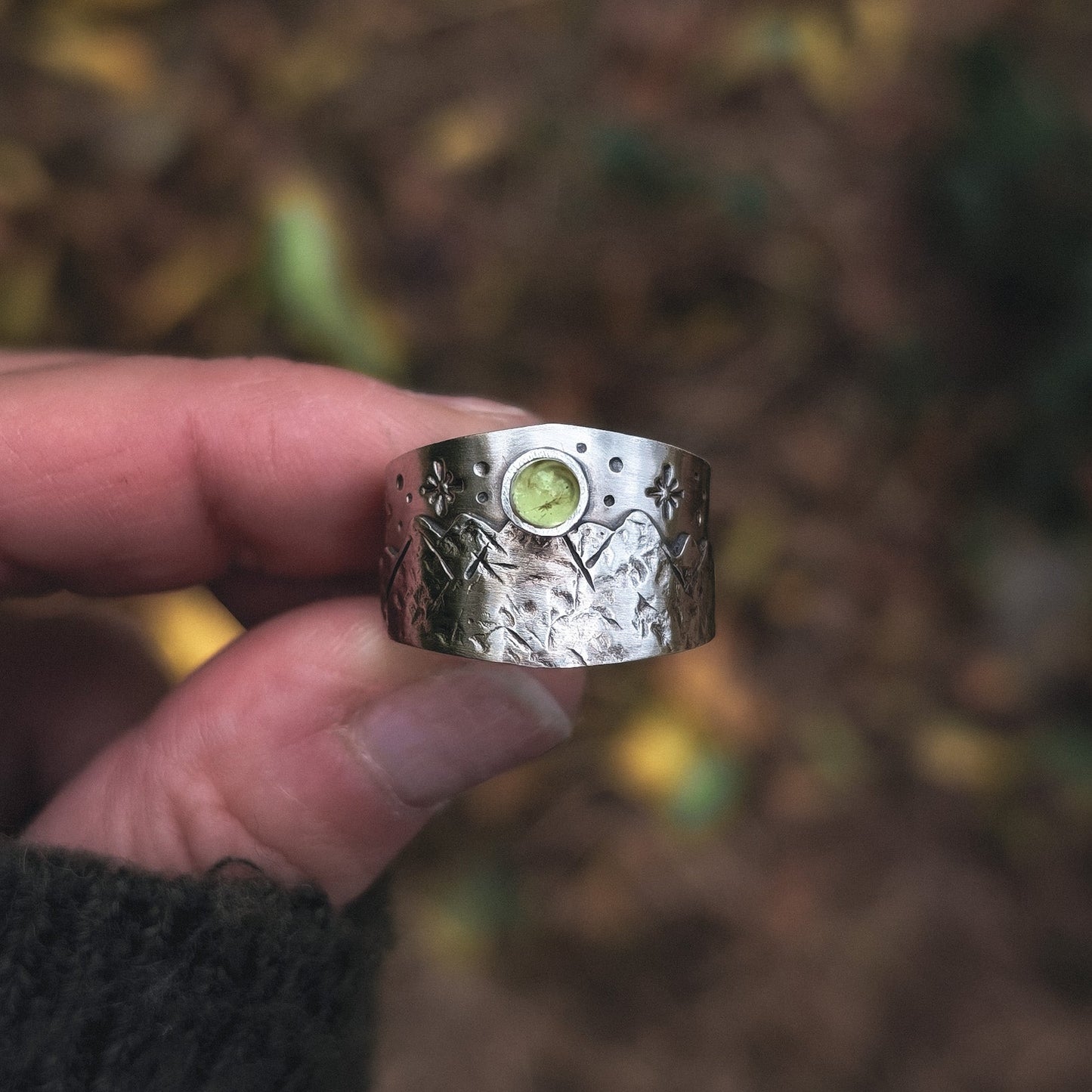 Anillo de plata con montañas y piedra natural