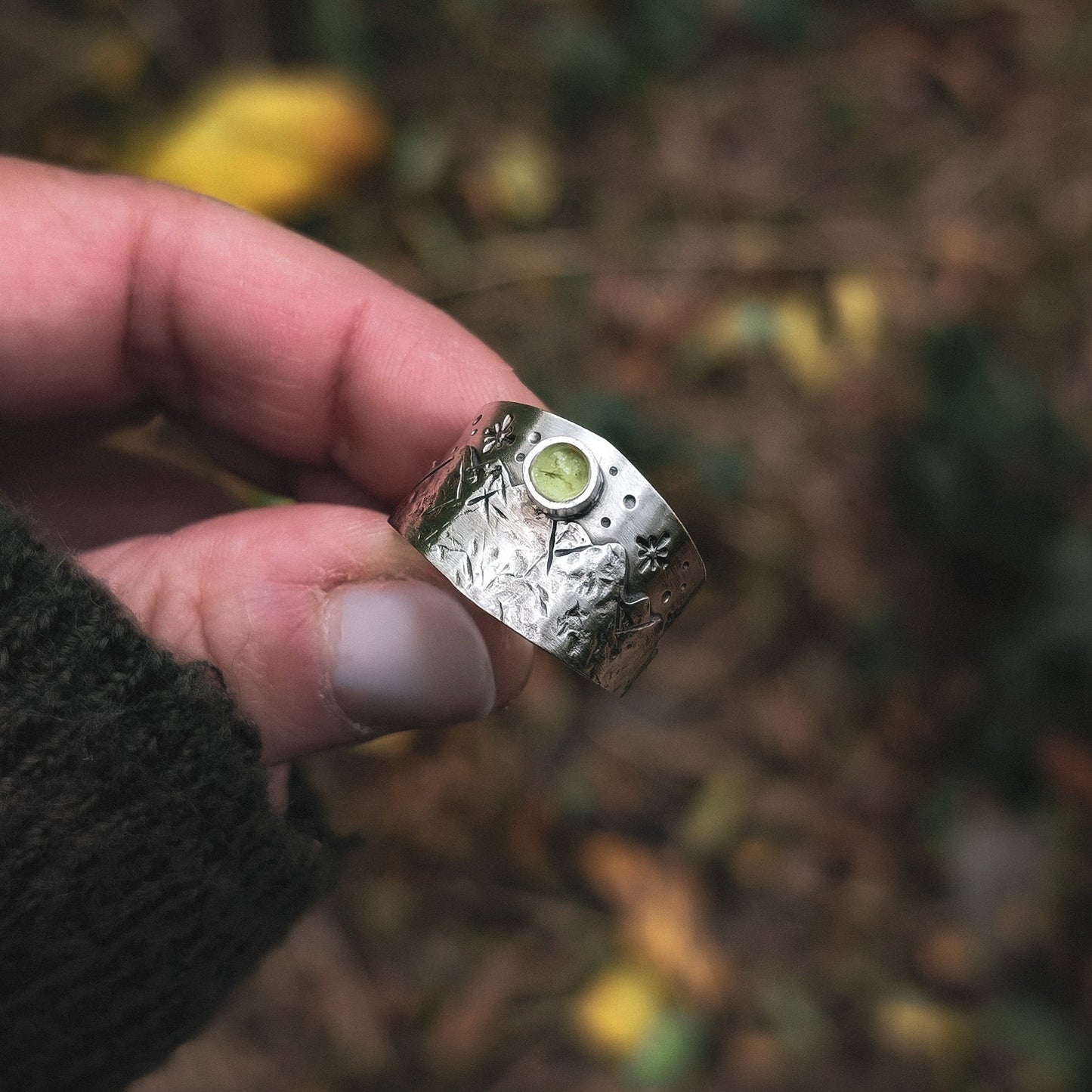 Anillo de plata con montañas y piedra natural