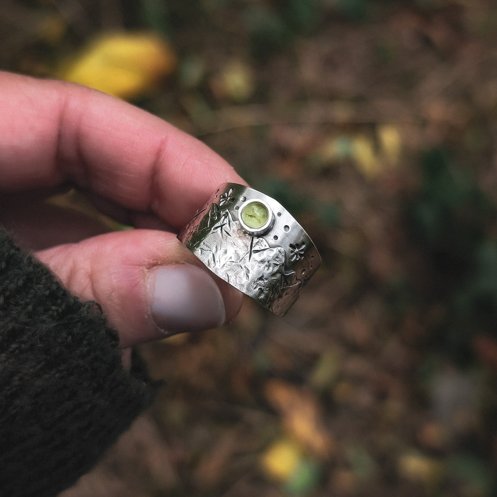 Anillo de plata con montañas y piedra natural