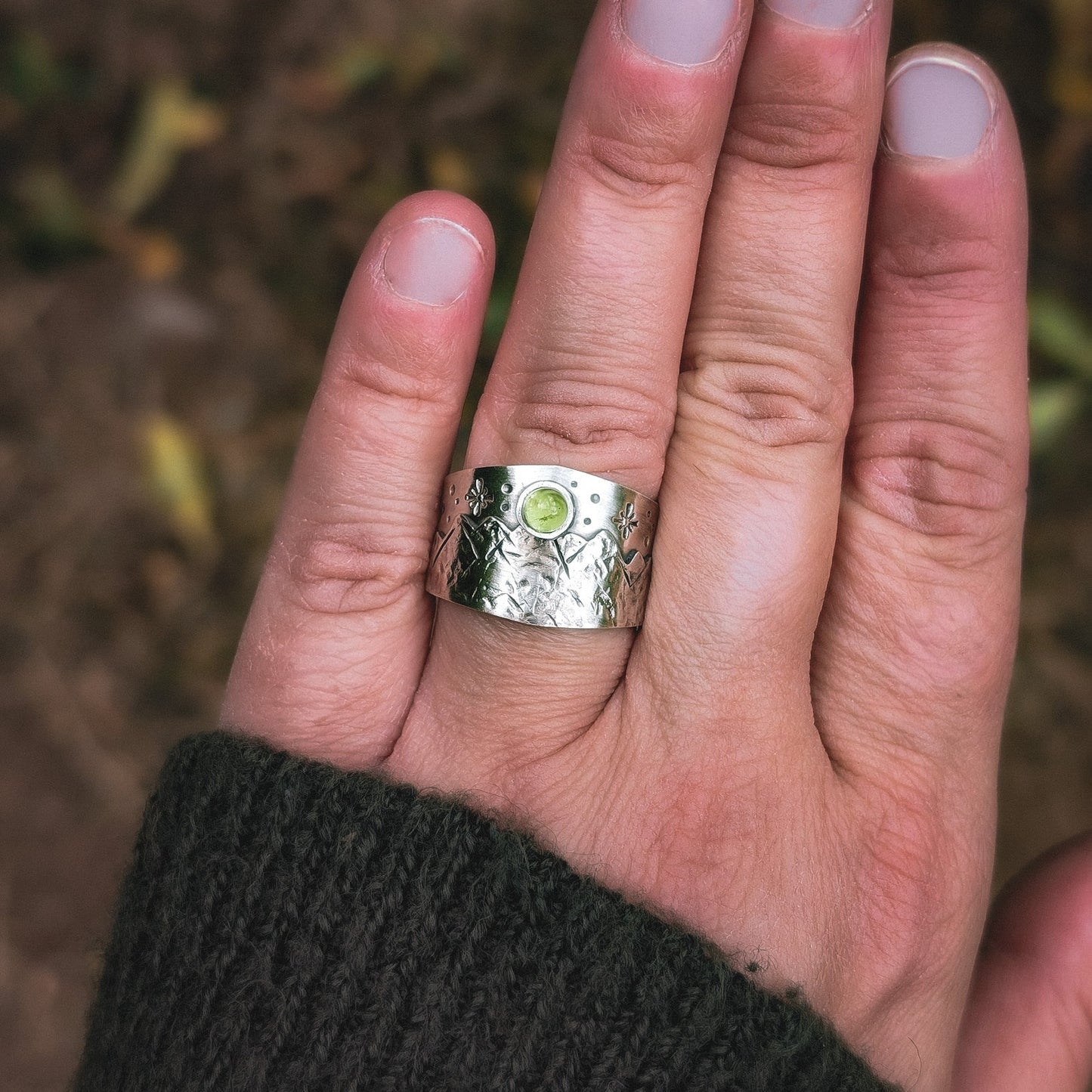 Anillo de plata con montañas y piedra natural