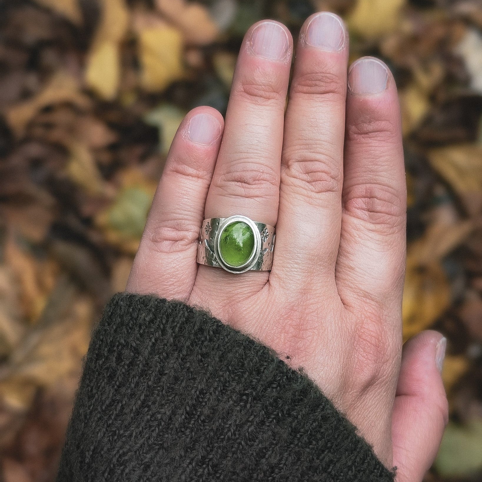 Anillo de plata con montañas y peridoto