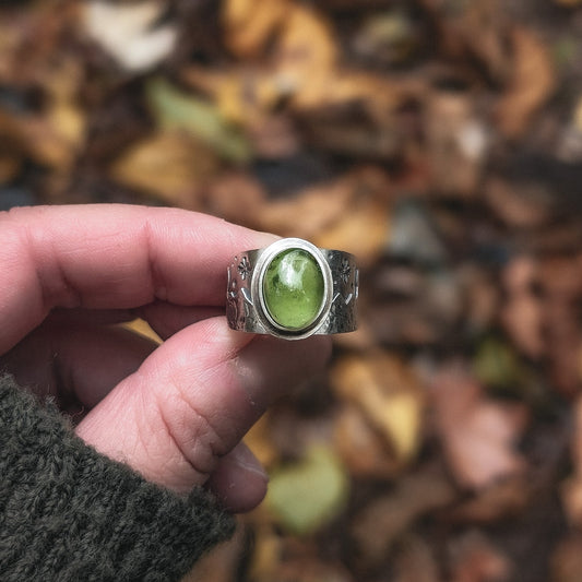 Anillo de plata con montañas y peridoto