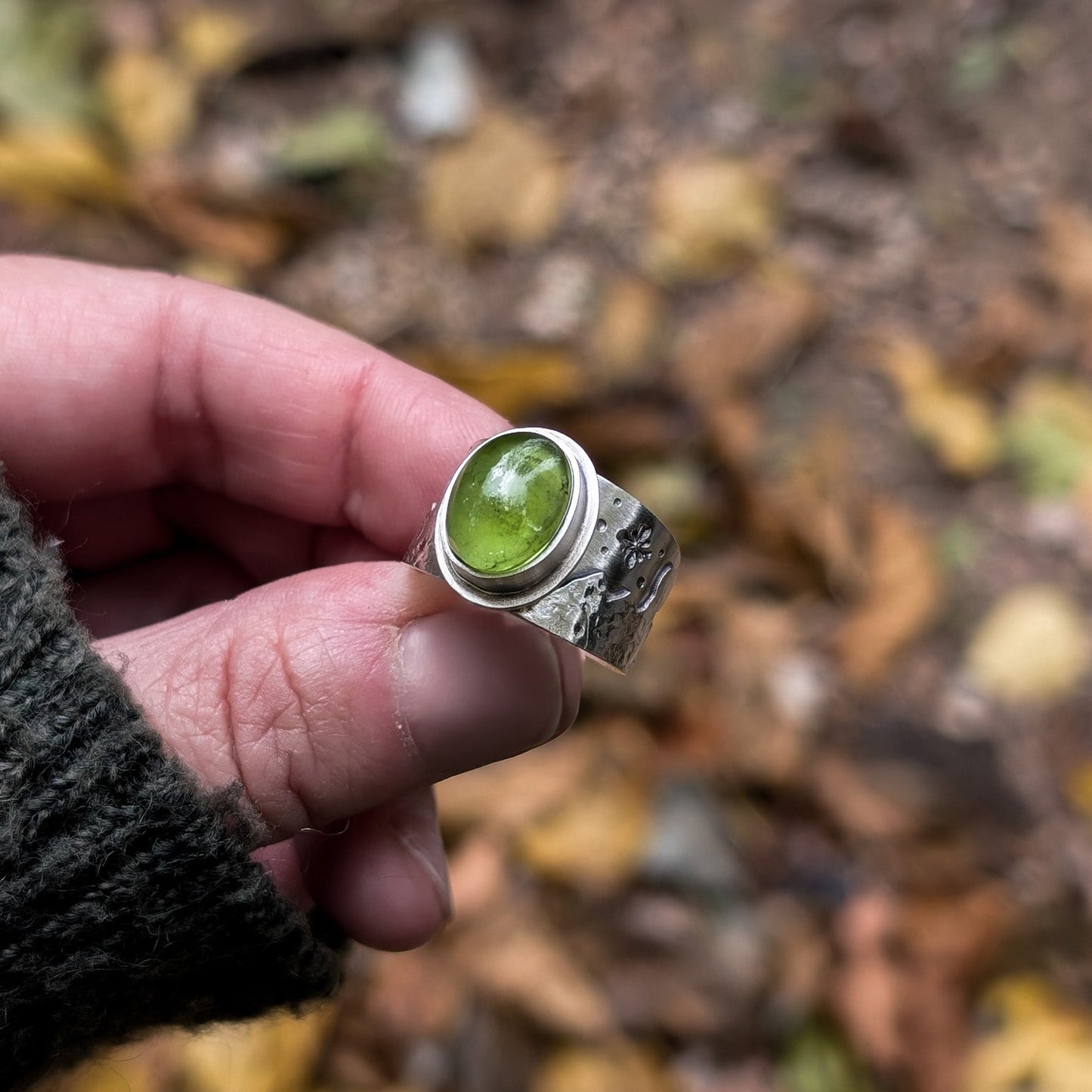 Anillo de plata con montañas y peridoto