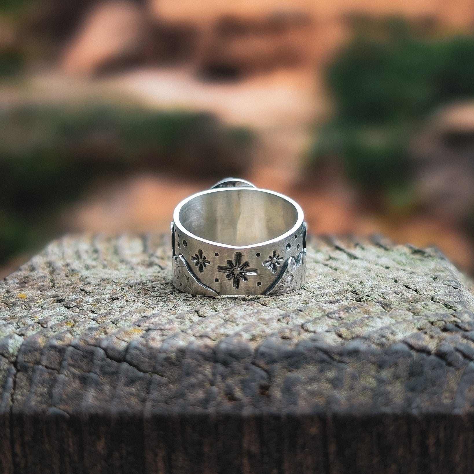 Anillo de plata con montañas y peridoto