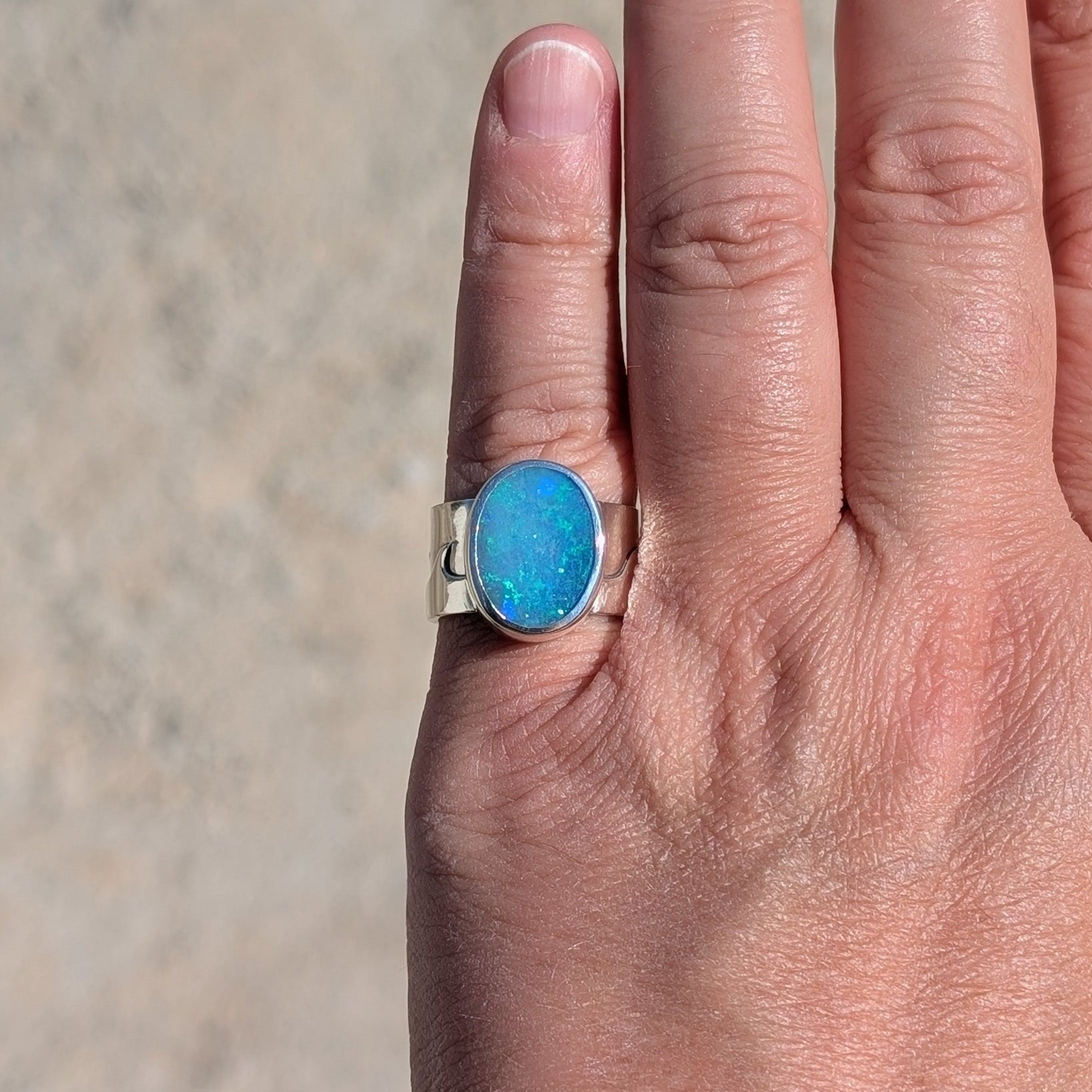 Anillo con ópalo australiano