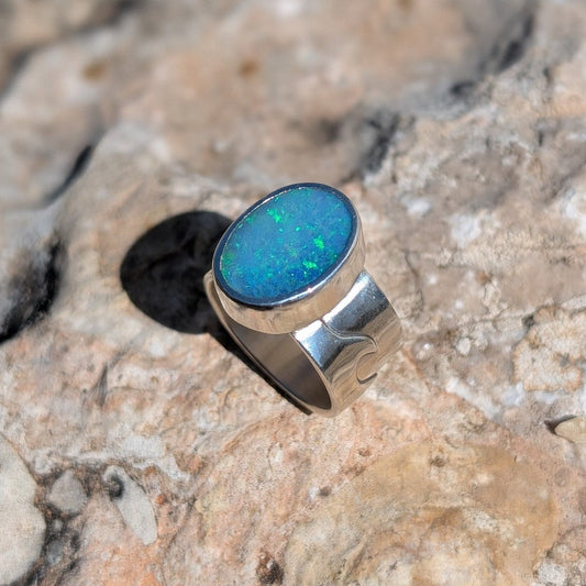 Anillo con ópalo australiano