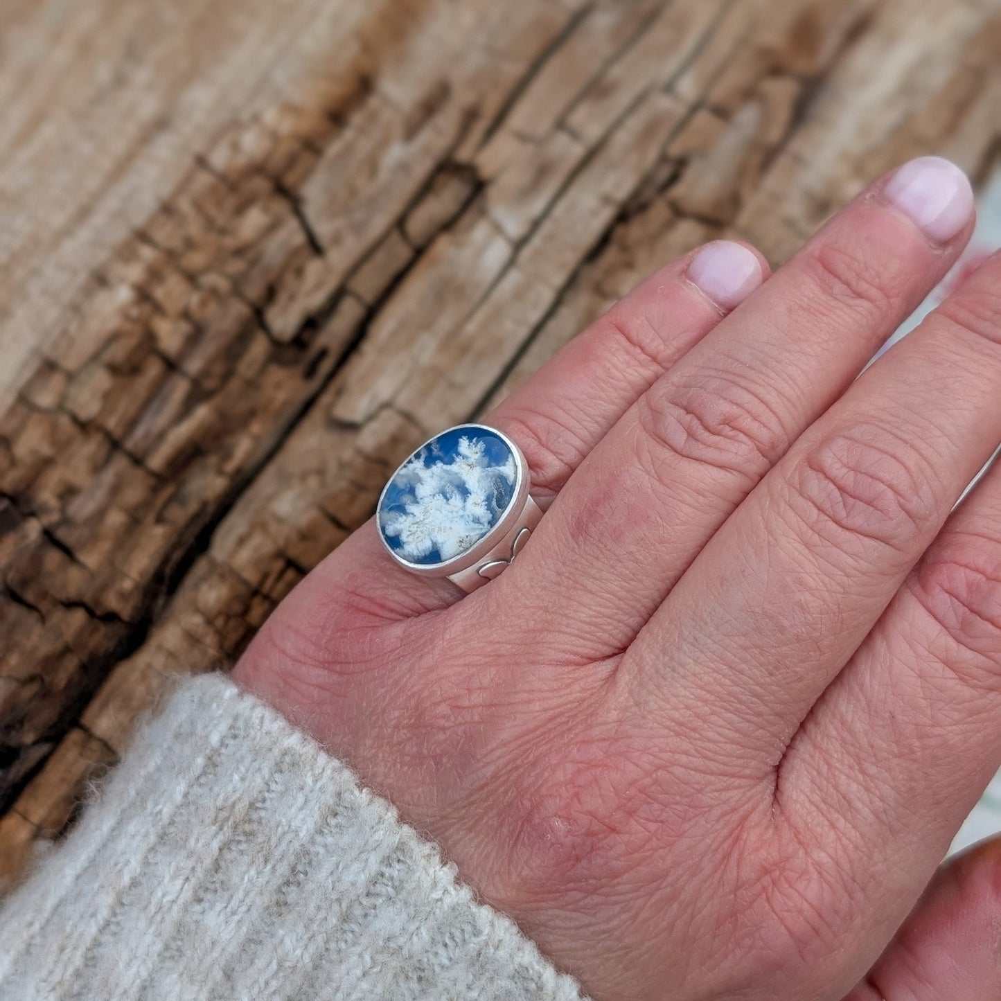 Anillo de plata con ágata pluma y mariposas