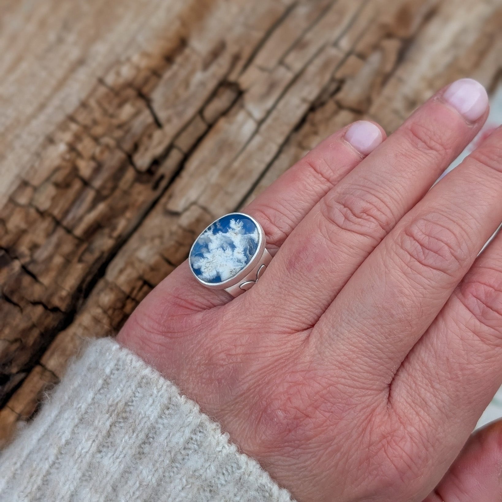 Anillo de plata con ágata pluma y mariposas