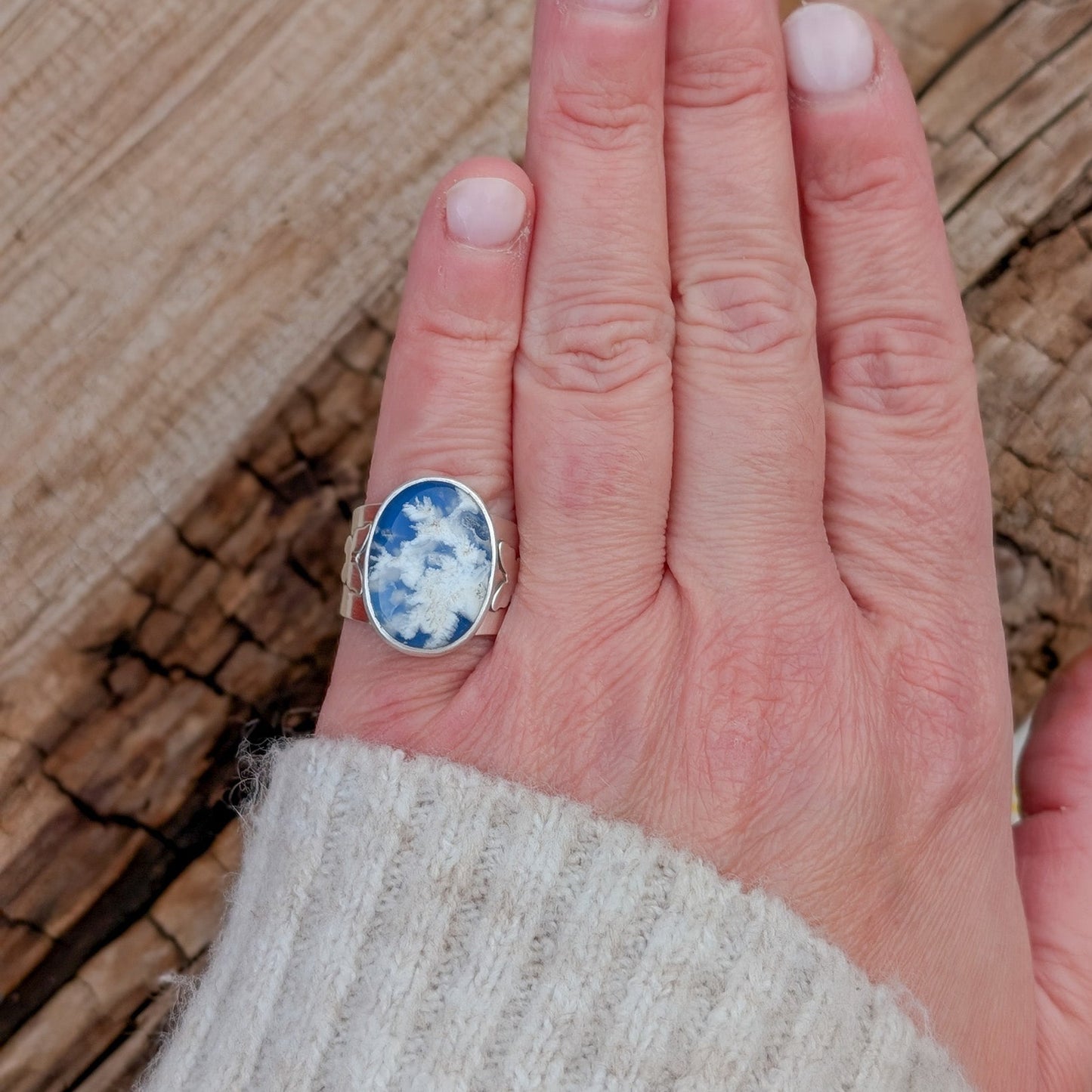 Anillo de plata con ágata pluma y mariposas