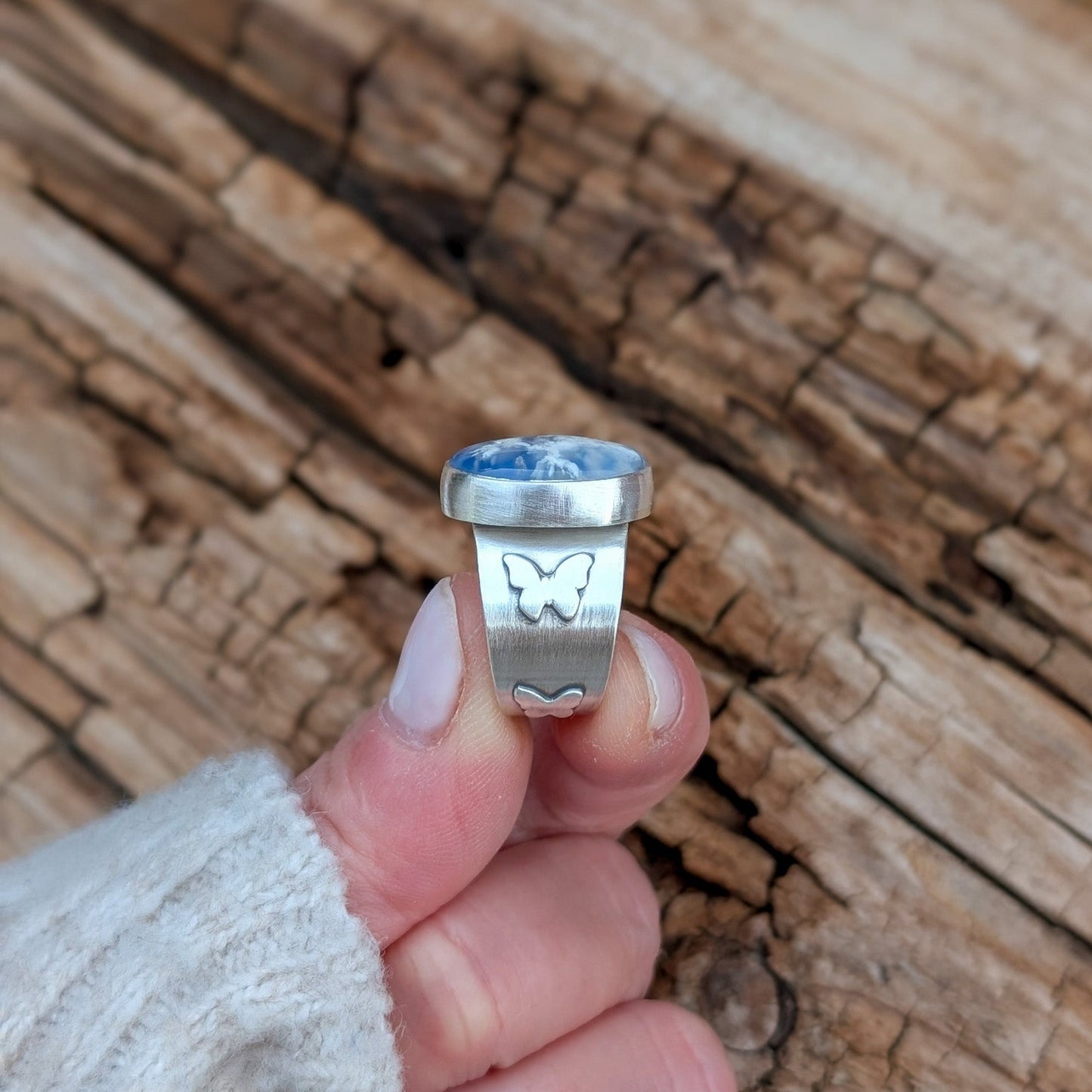 Anillo de plata con ágata pluma y mariposas