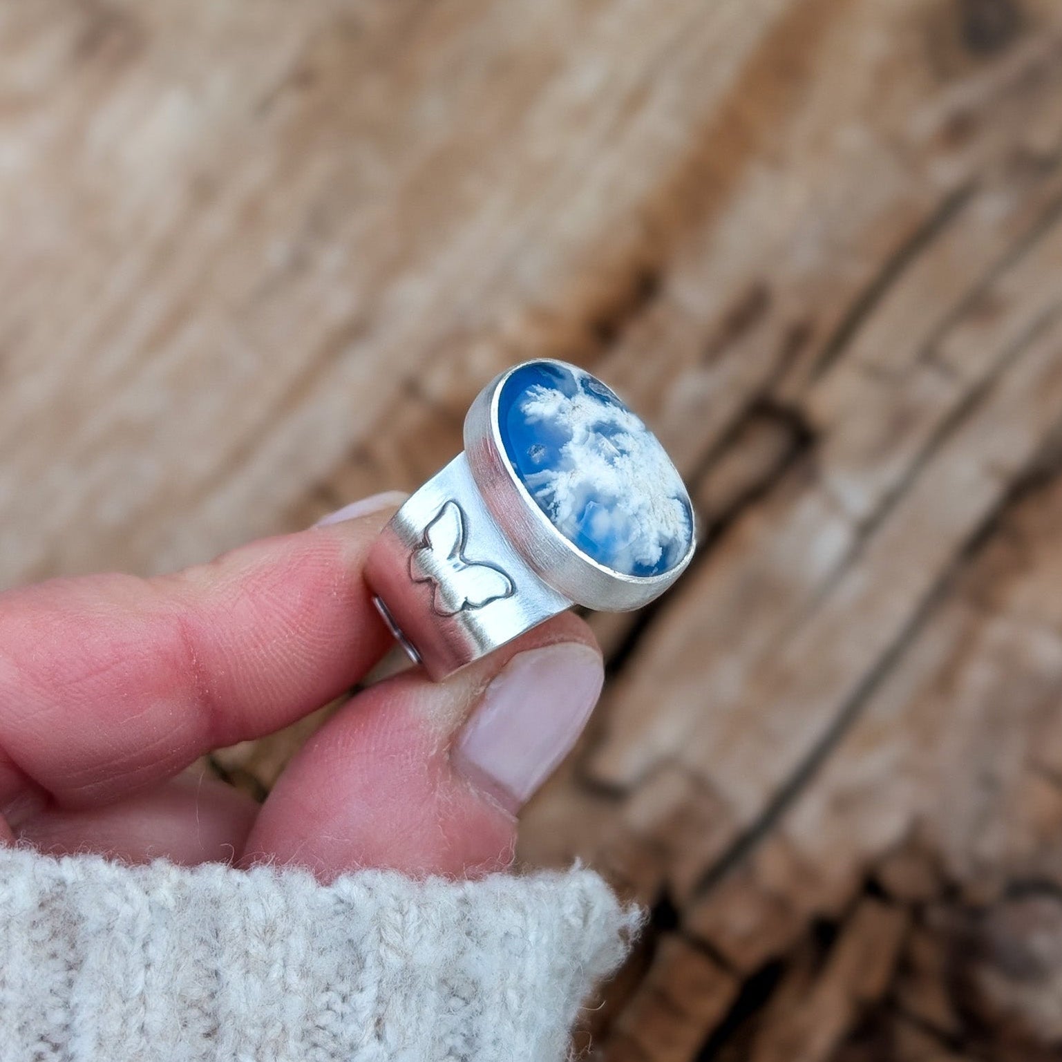 Anillo de plata con ágata pluma y mariposas