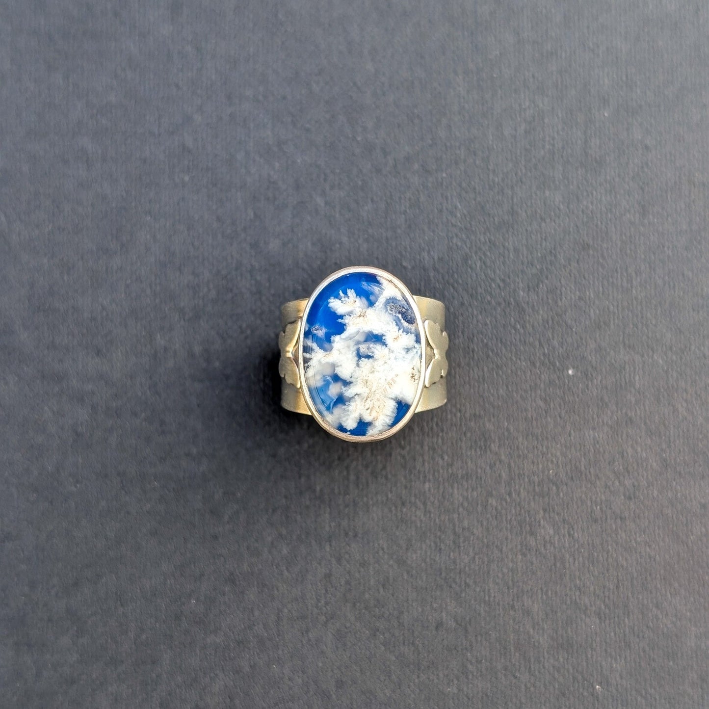 anillo de plata con ágata pluma