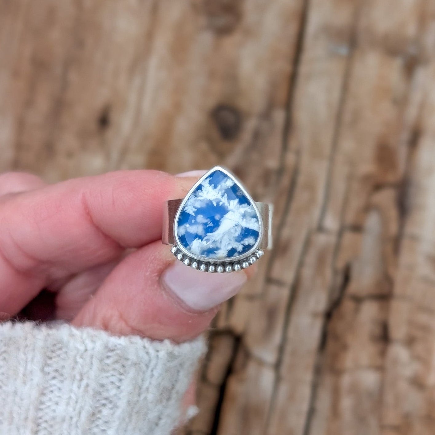 Anillo de plata con doblete de ágata pluma