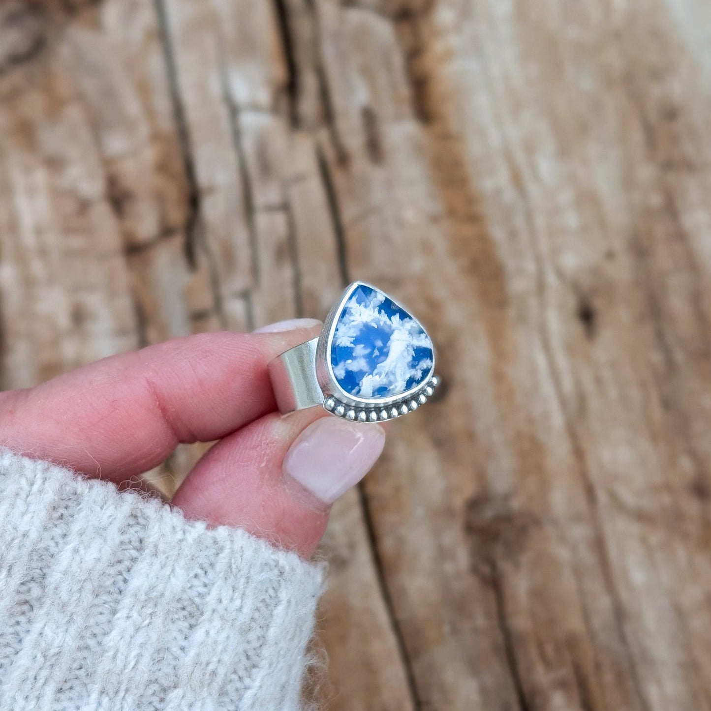 Anillo de plata con doblete de ágata pluma