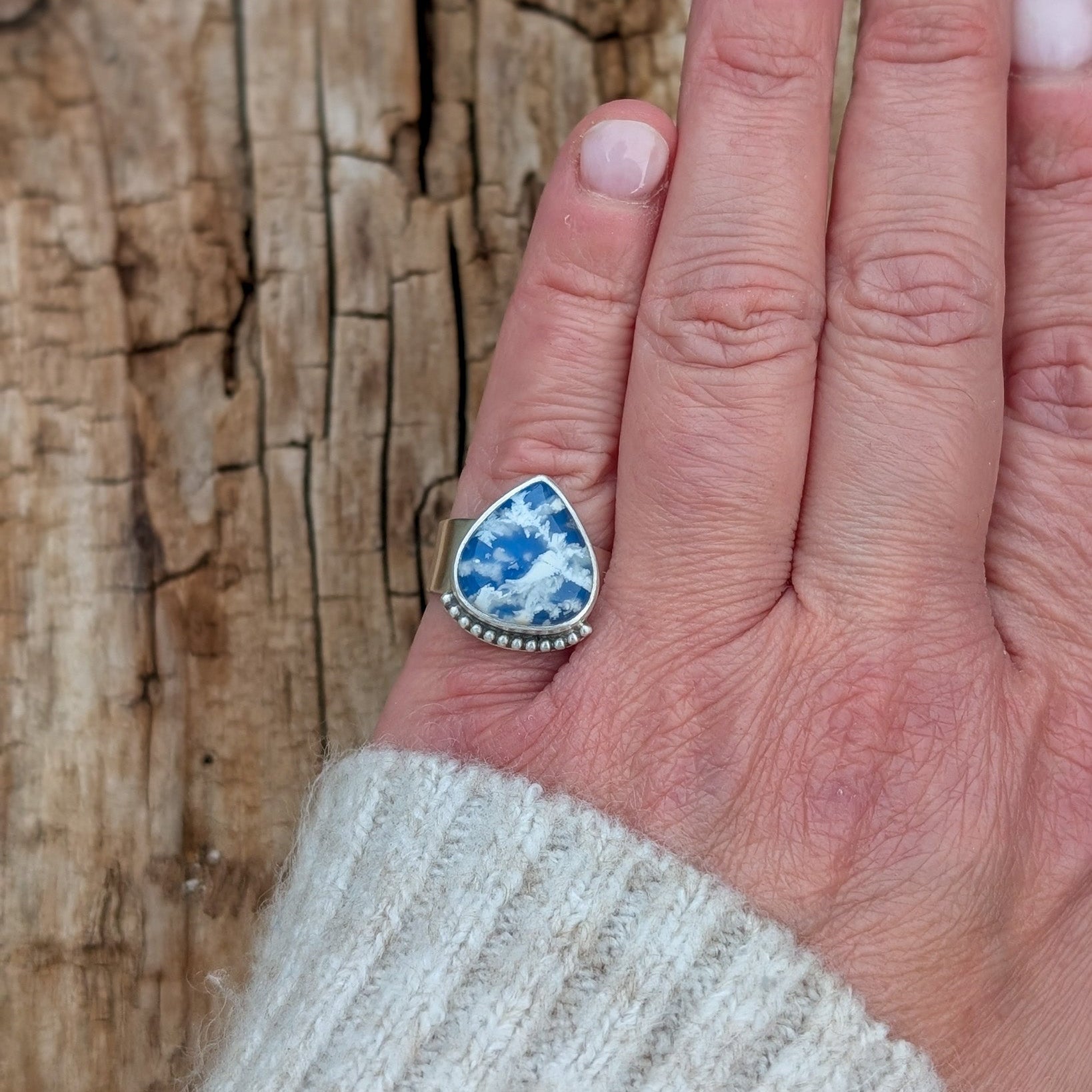 Anillo de plata con doblete de ágata pluma