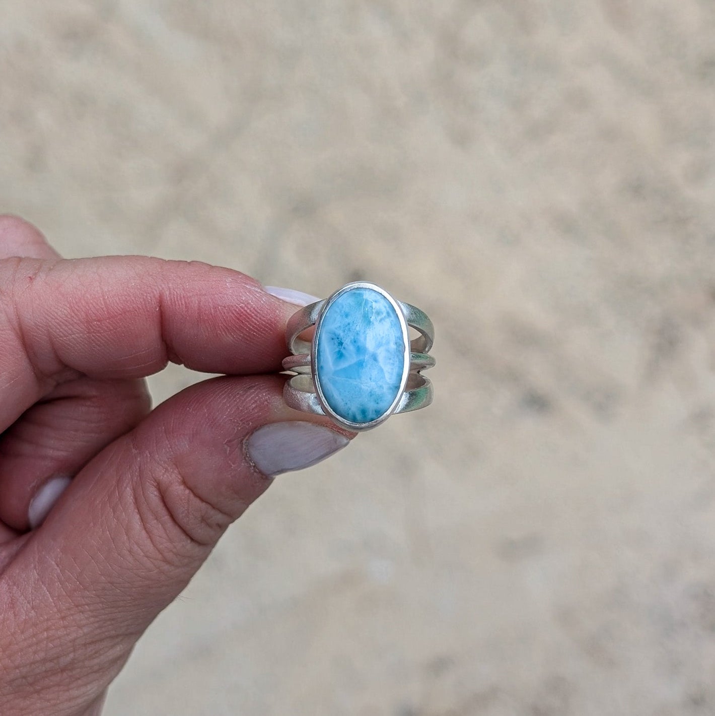 Anillo de plata con Larimar