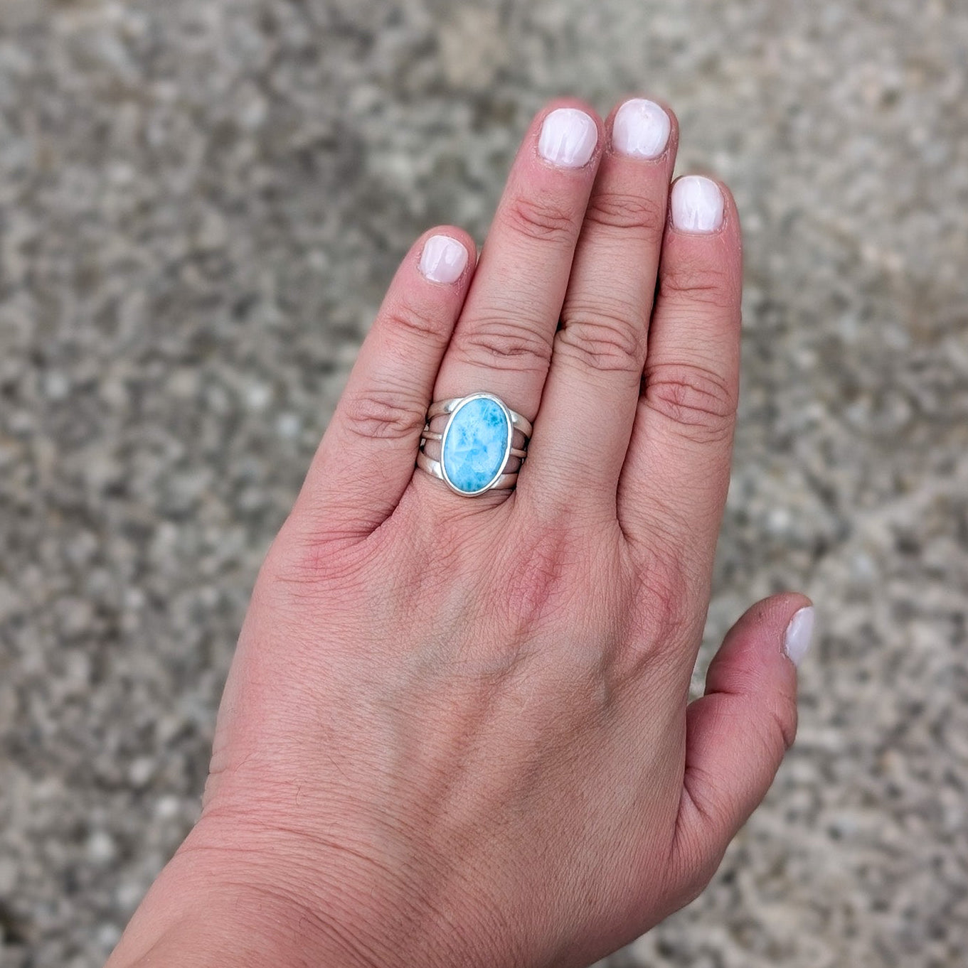 Anillo de plata con Larimar