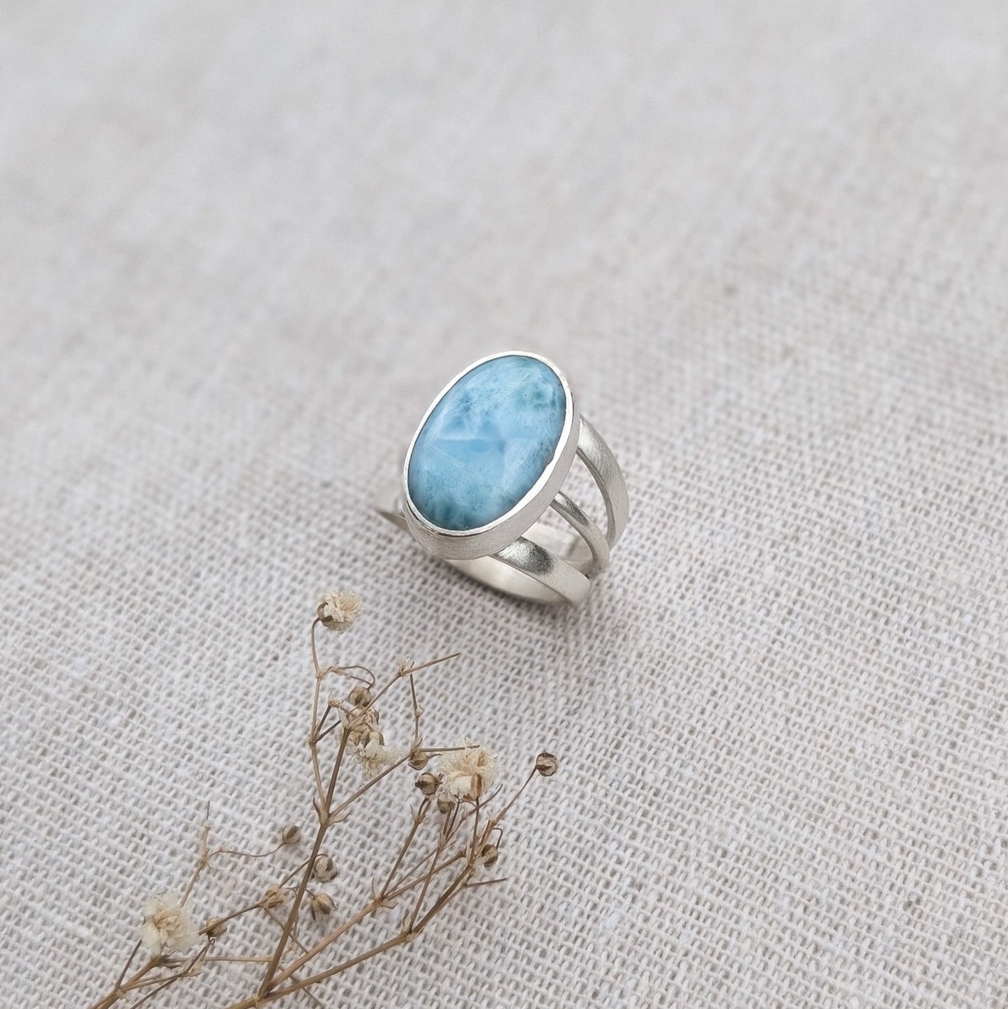 Anillo de plata con Larimar