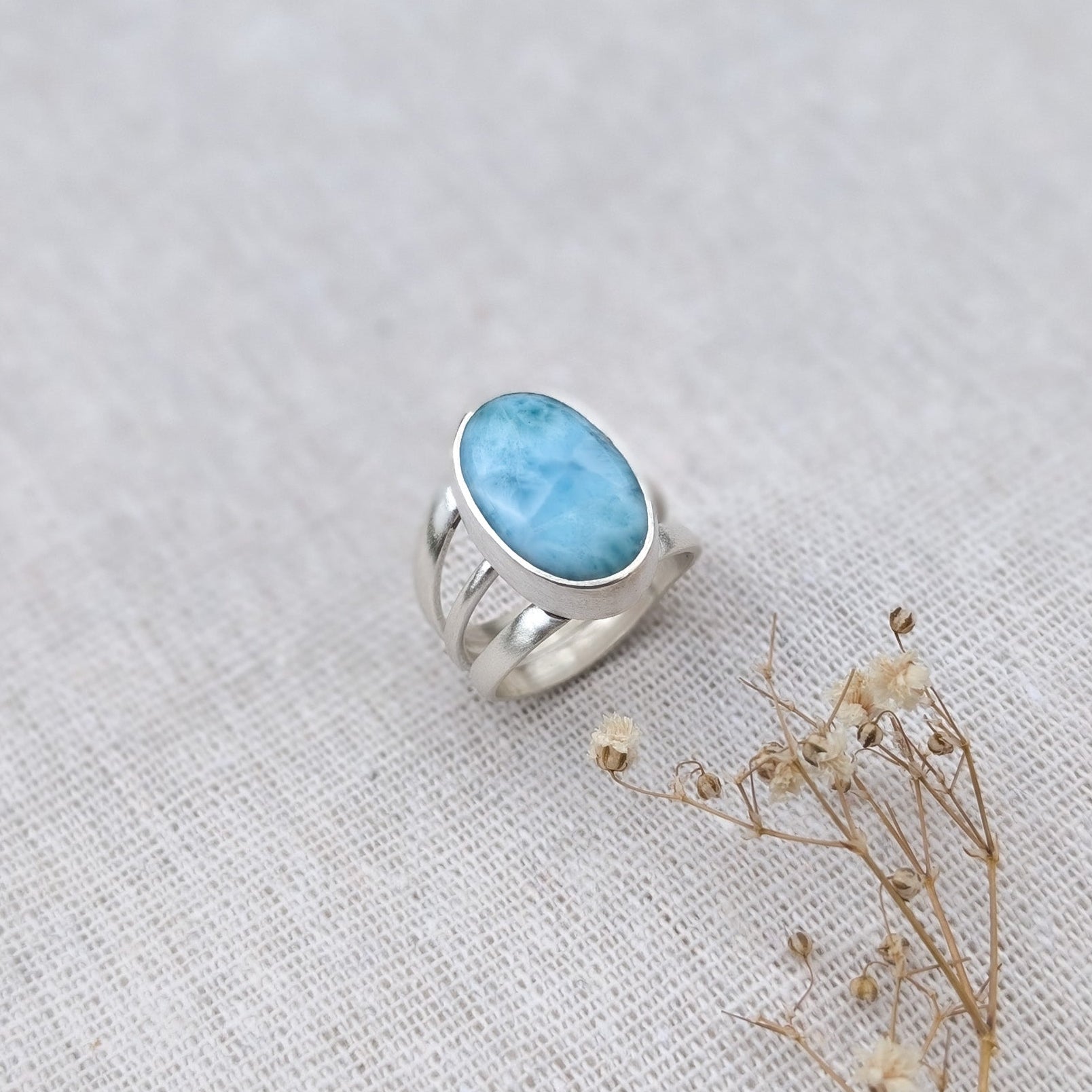 Anillo de plata con Larimar