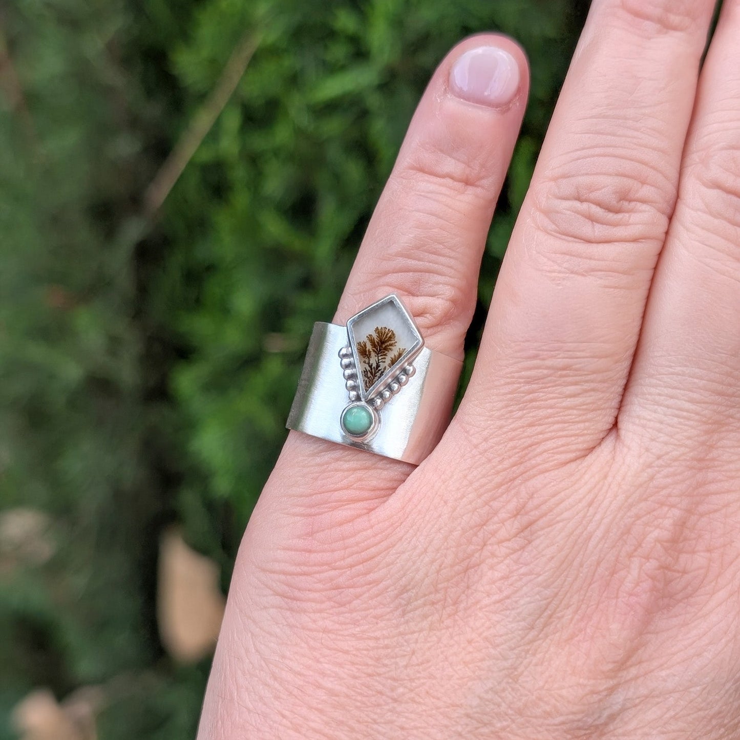 Anillo de plata con ágata dendrítica y variscita