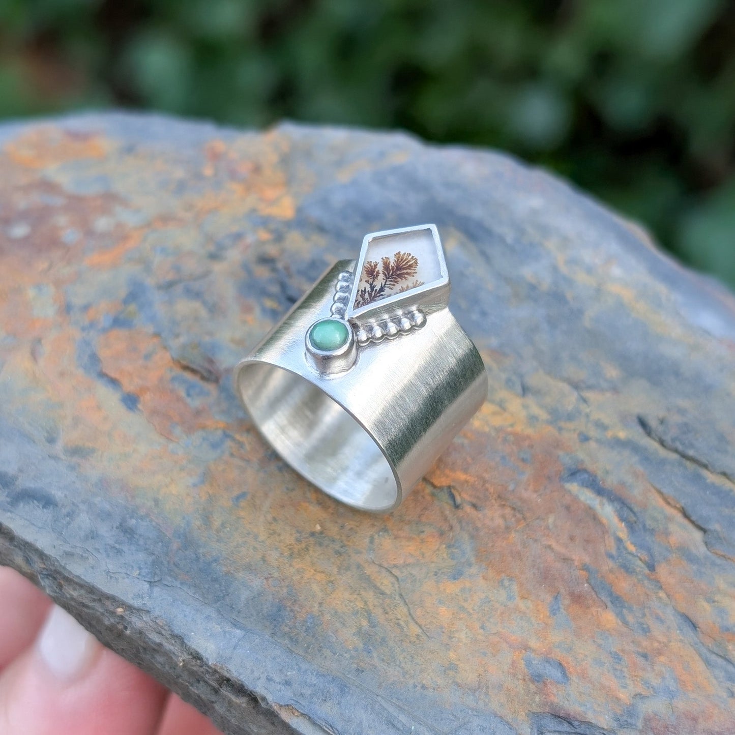 Anillo de plata con ágata dendrítica y variscita