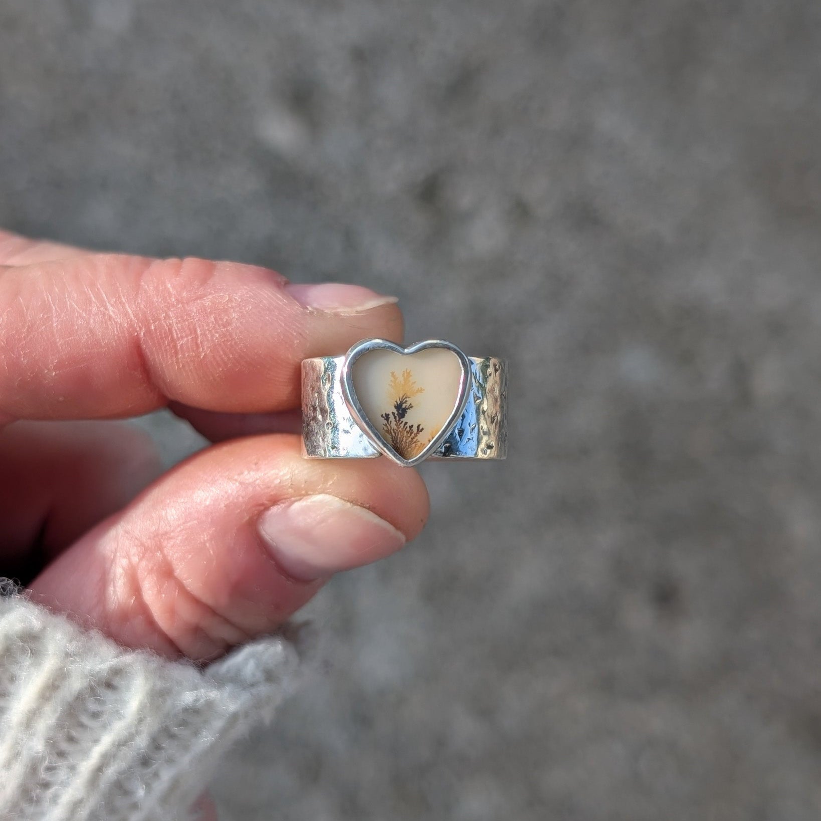 Anillo de plata con ágata dendritica corazón