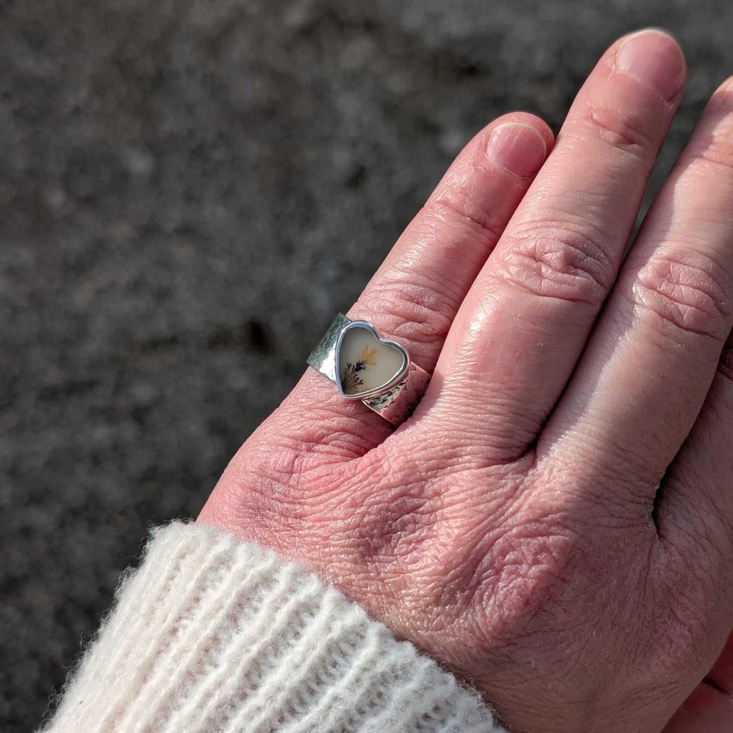 Anillo de plata con ágata dendritica corazón