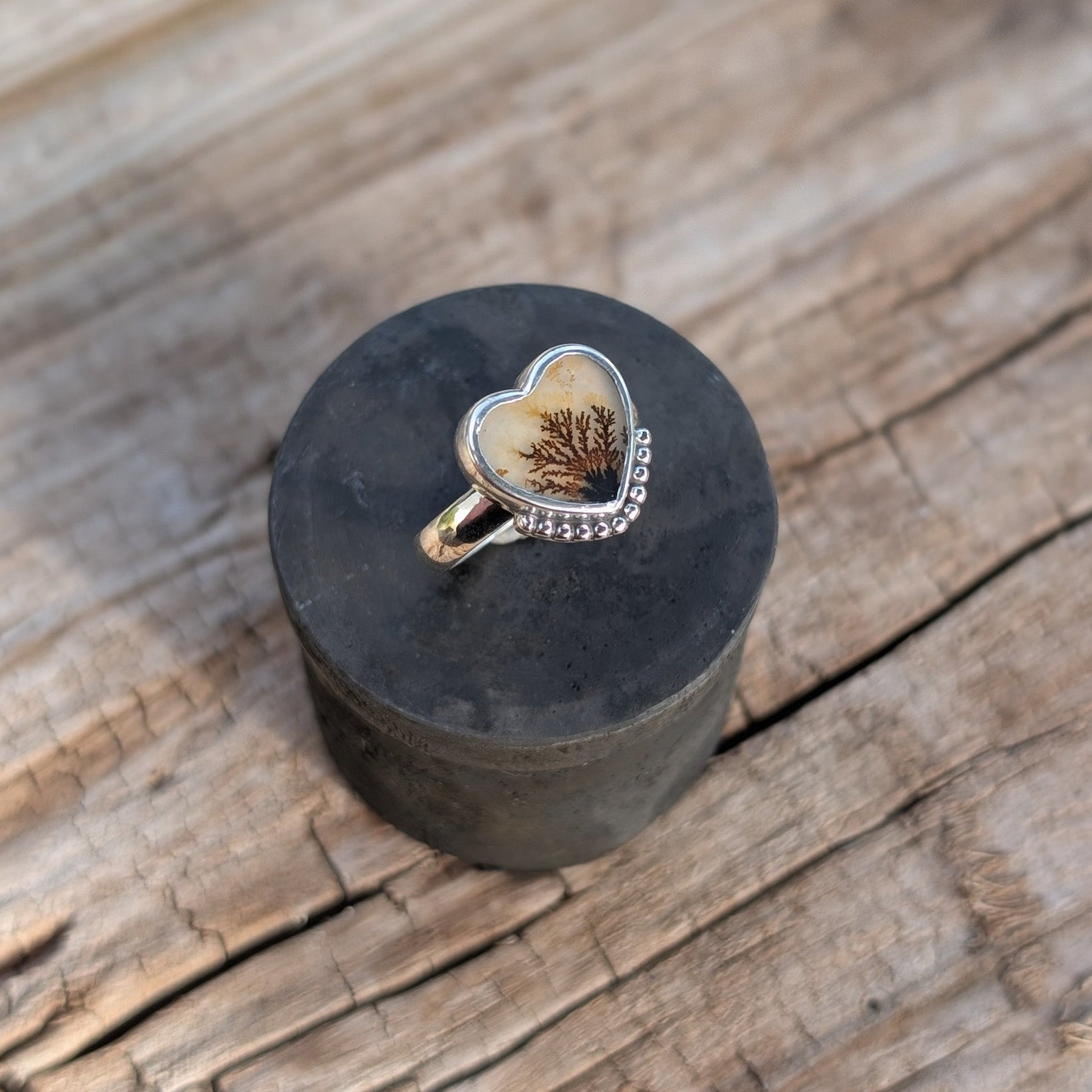 Anillo de plata con ágata dendritica corazón