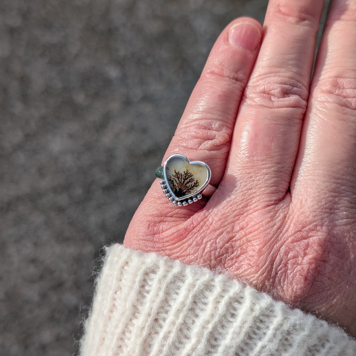 Anillo de plata con ágata dendritica corazón