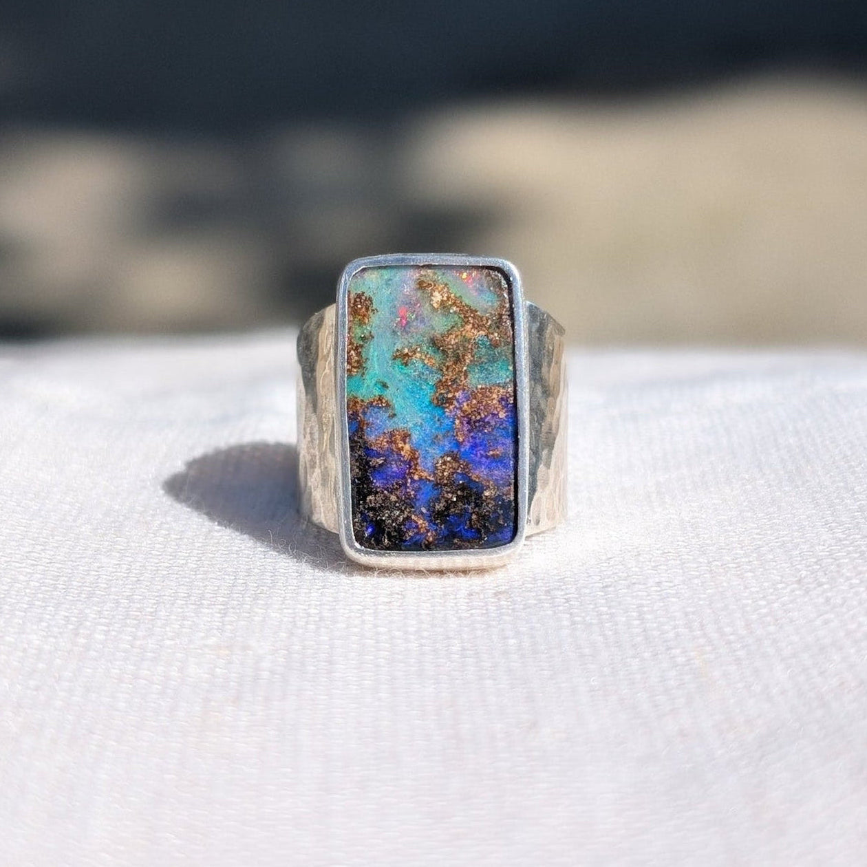 Anillo de plata con Ópalo Boulder Australiano