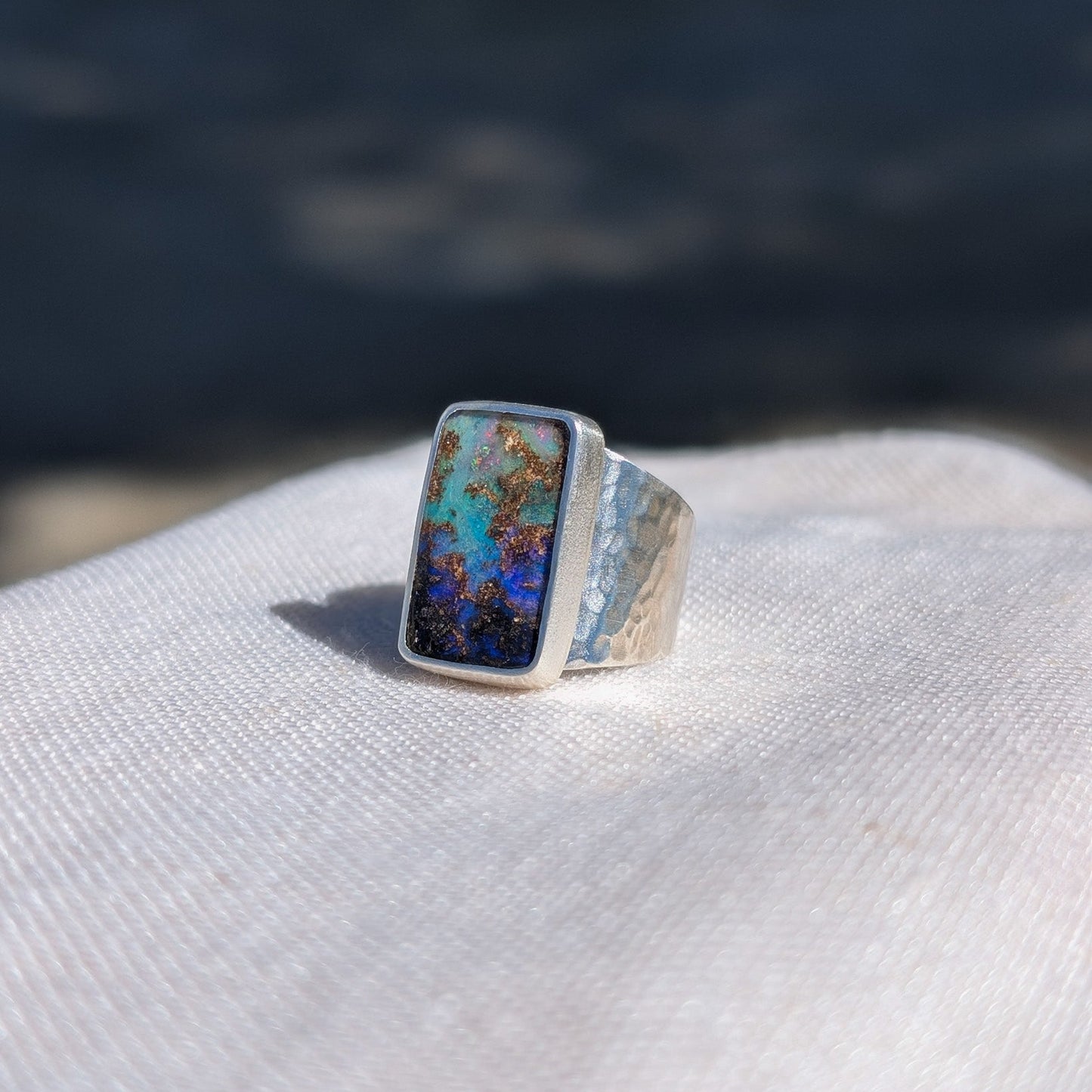 Anillo de plata con Ópalo Boulder Australiano