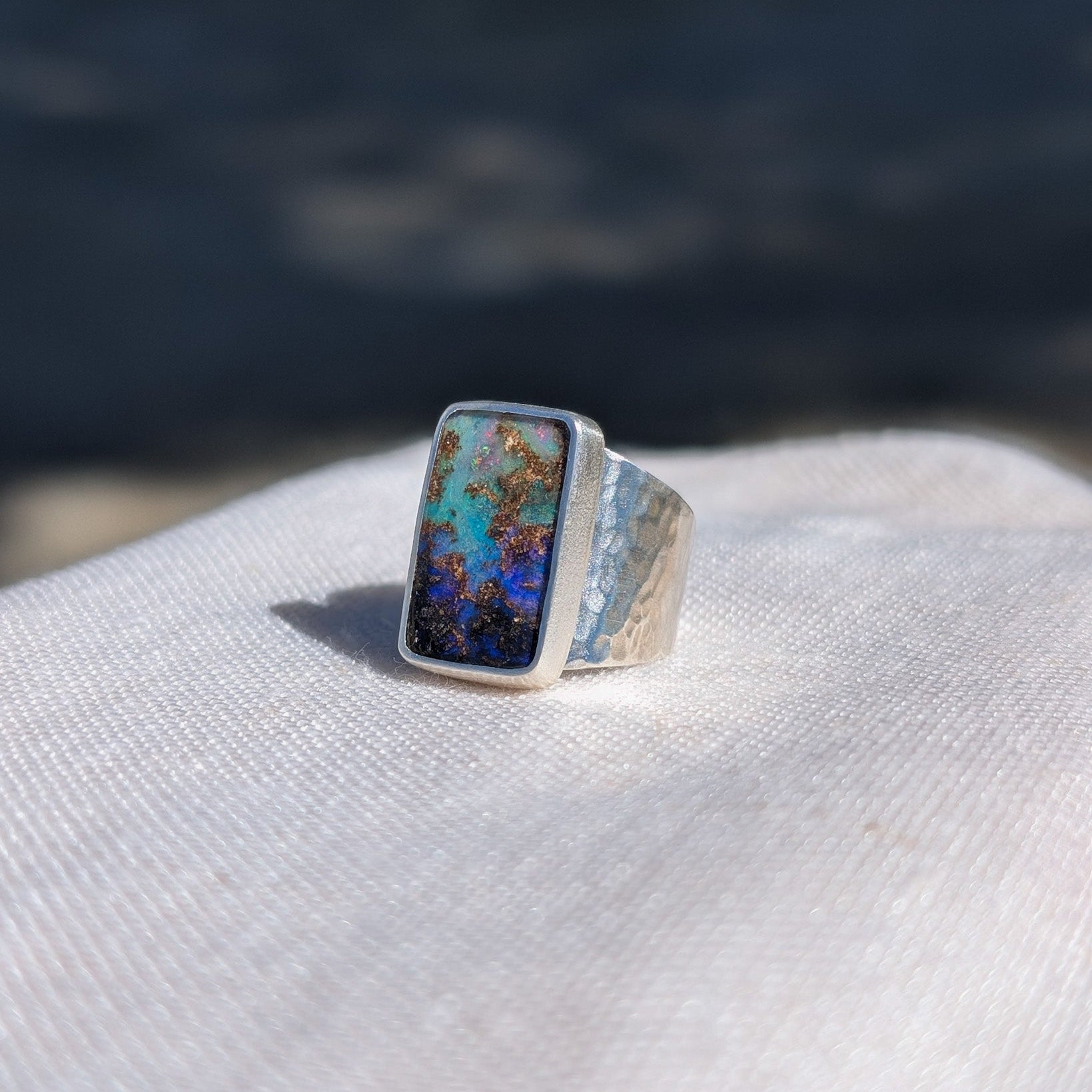 Anillo de plata con Ópalo Boulder Australiano