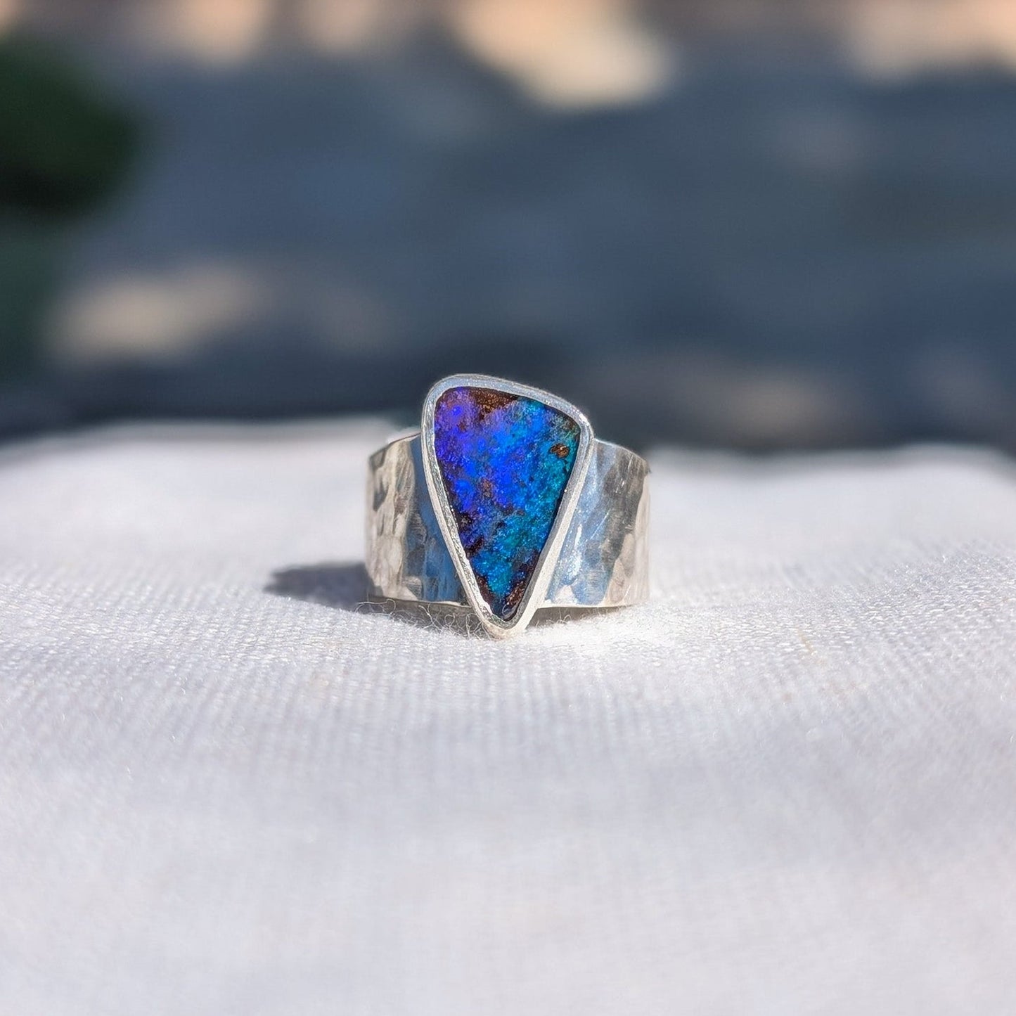 Anillo de plata con Ópalo Boulder Australiano