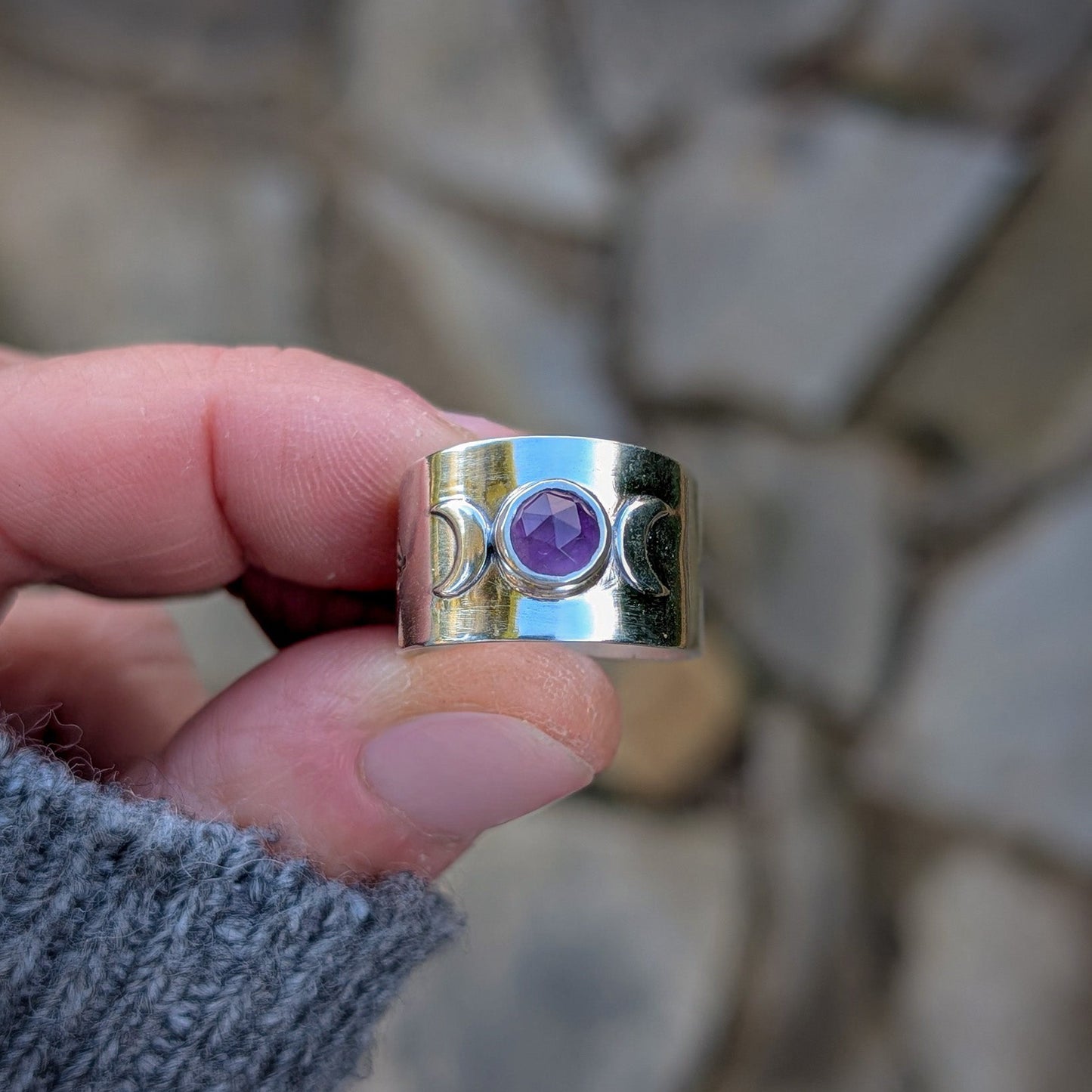 Anillo de plata con lunas estrellas y amatista