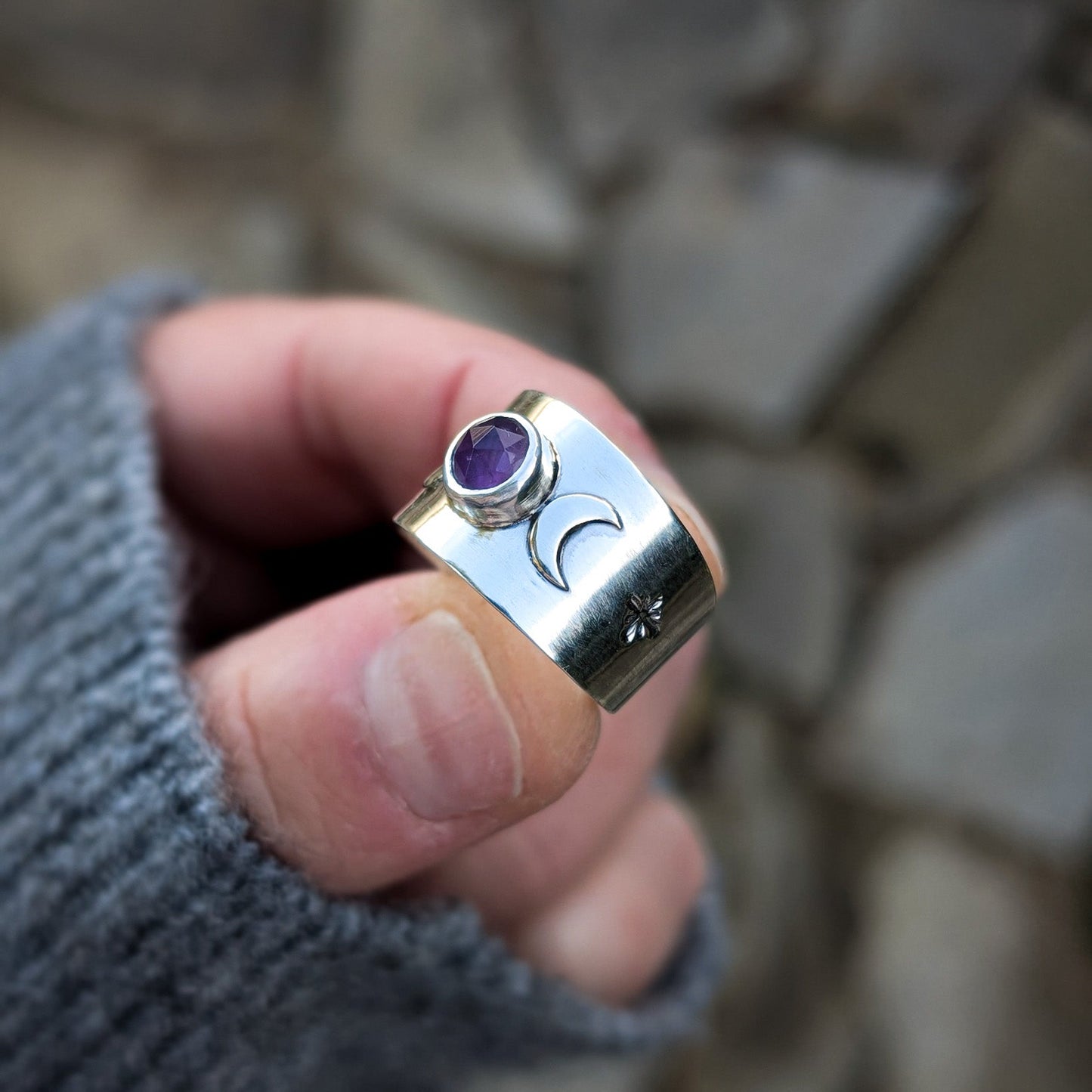 Anillo de plata con lunas estrellas y amatista