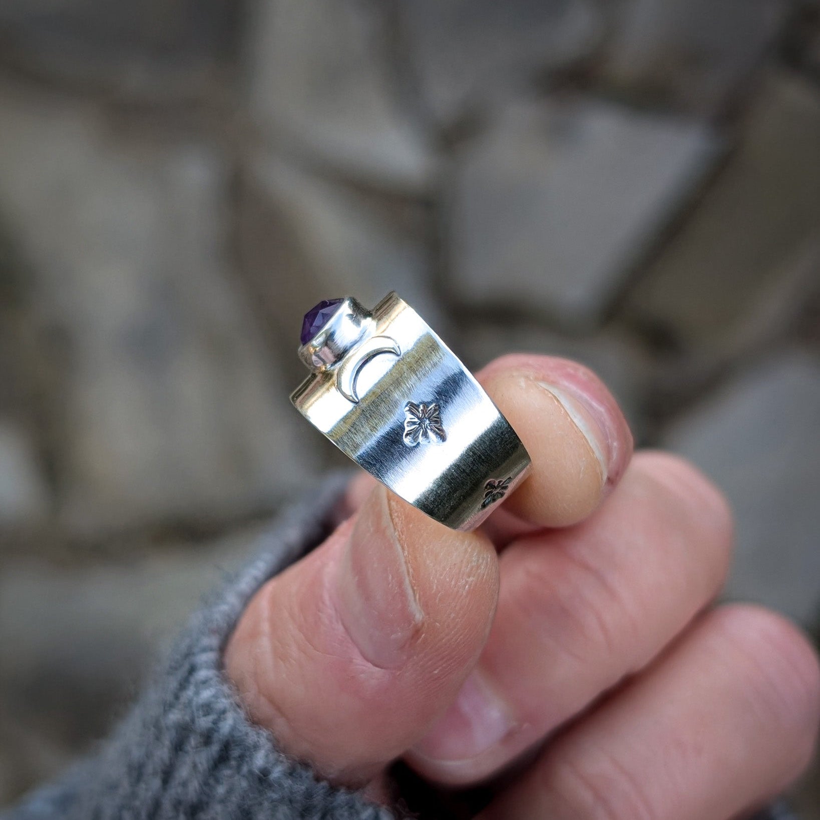 Anillo de plata con lunas estrellas y amatista