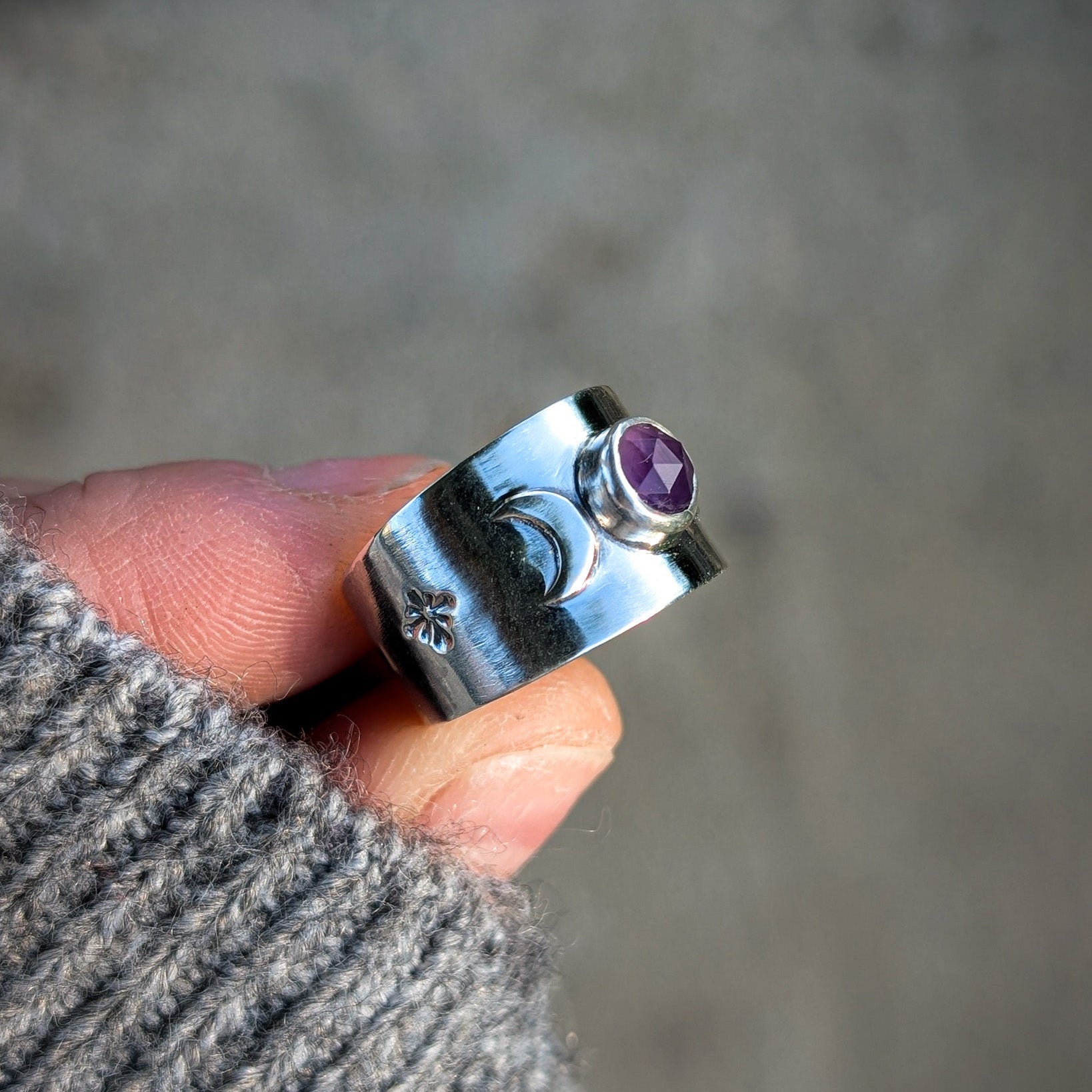 Anillo de plata con lunas estrellas y amatista