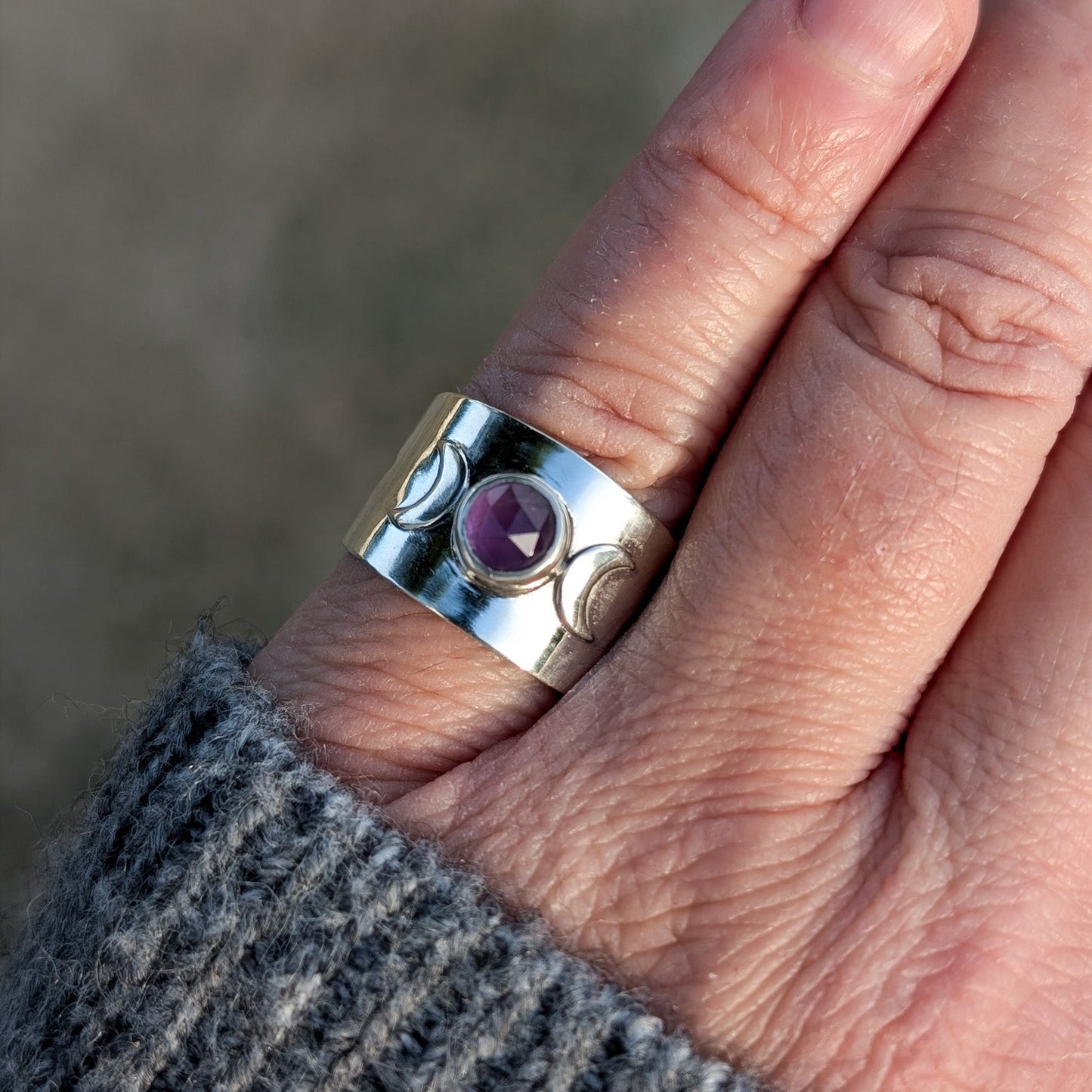 Anillo de plata con lunas estrellas y amatista