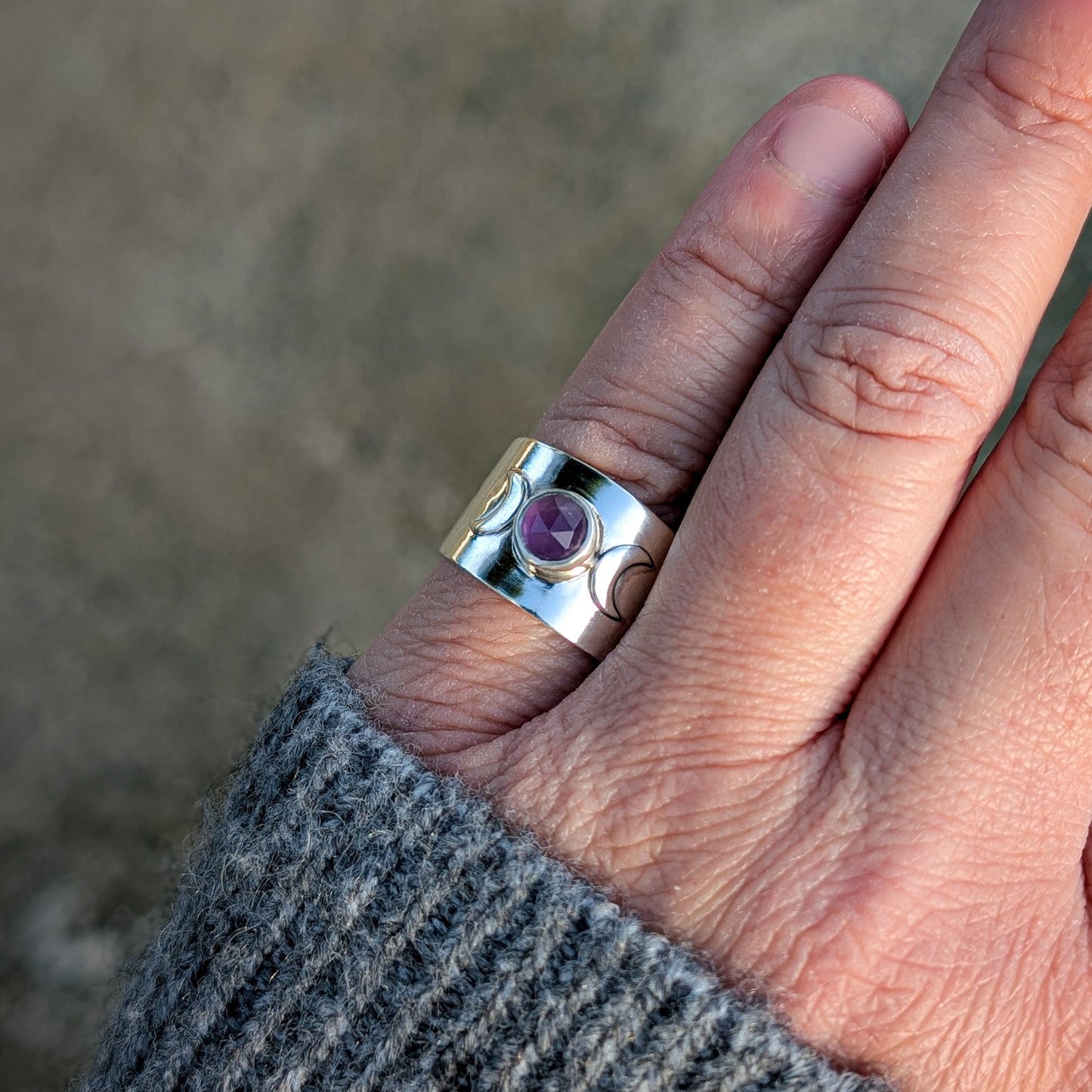 Anillo de plata con lunas estrellas y amatista