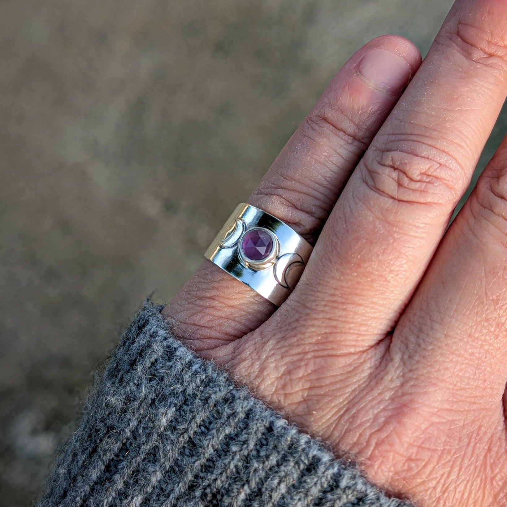 Anillo de plata con lunas estrellas y amatista