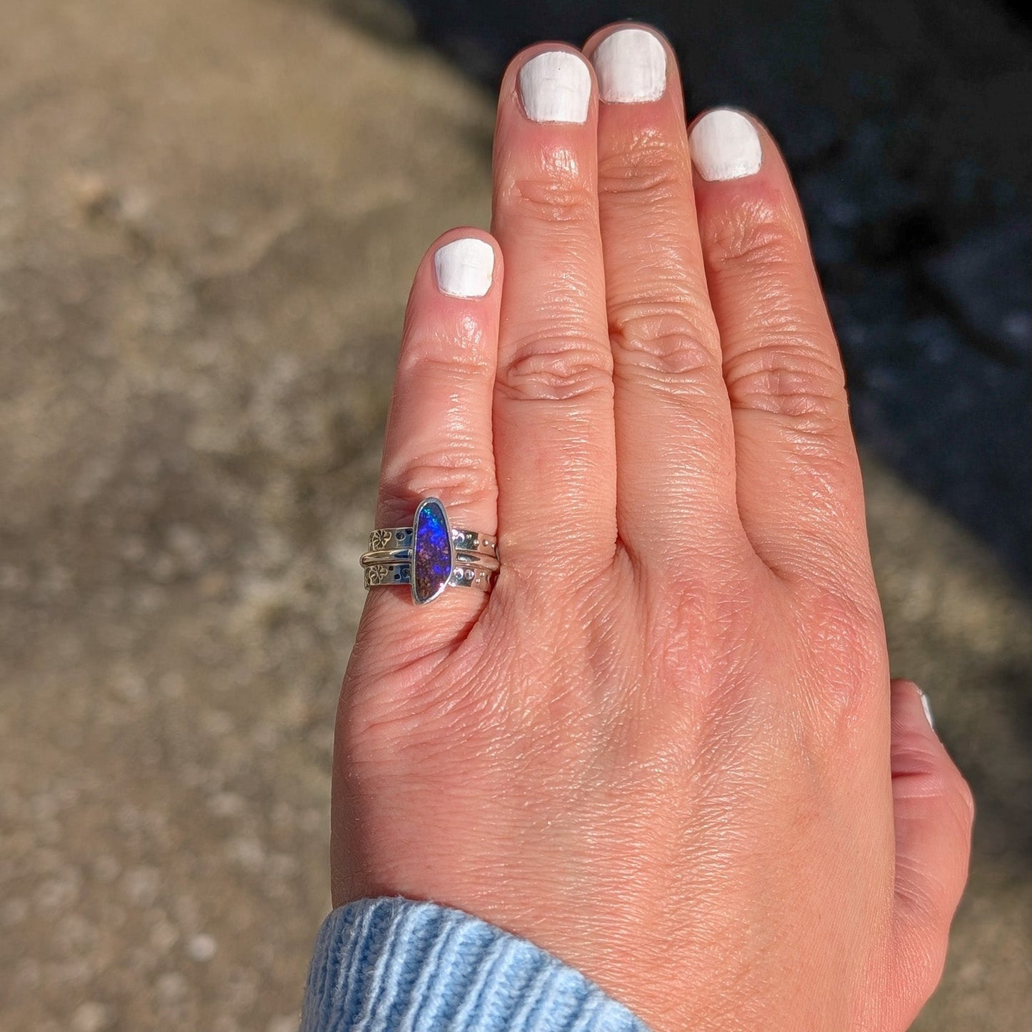 Anillo de plata con ópalo boulder australiano