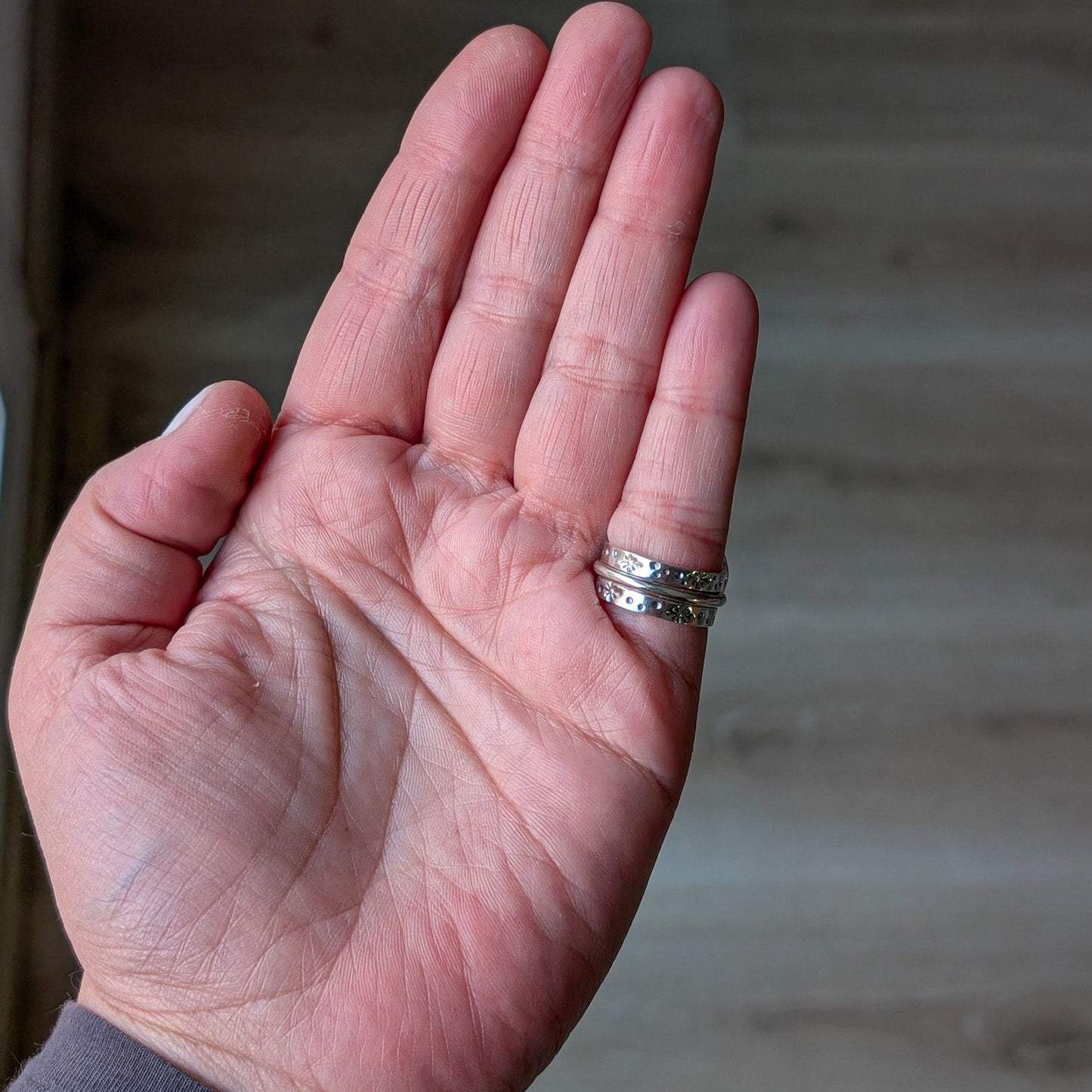 Anillo de plata con ópalo boulder australiano
