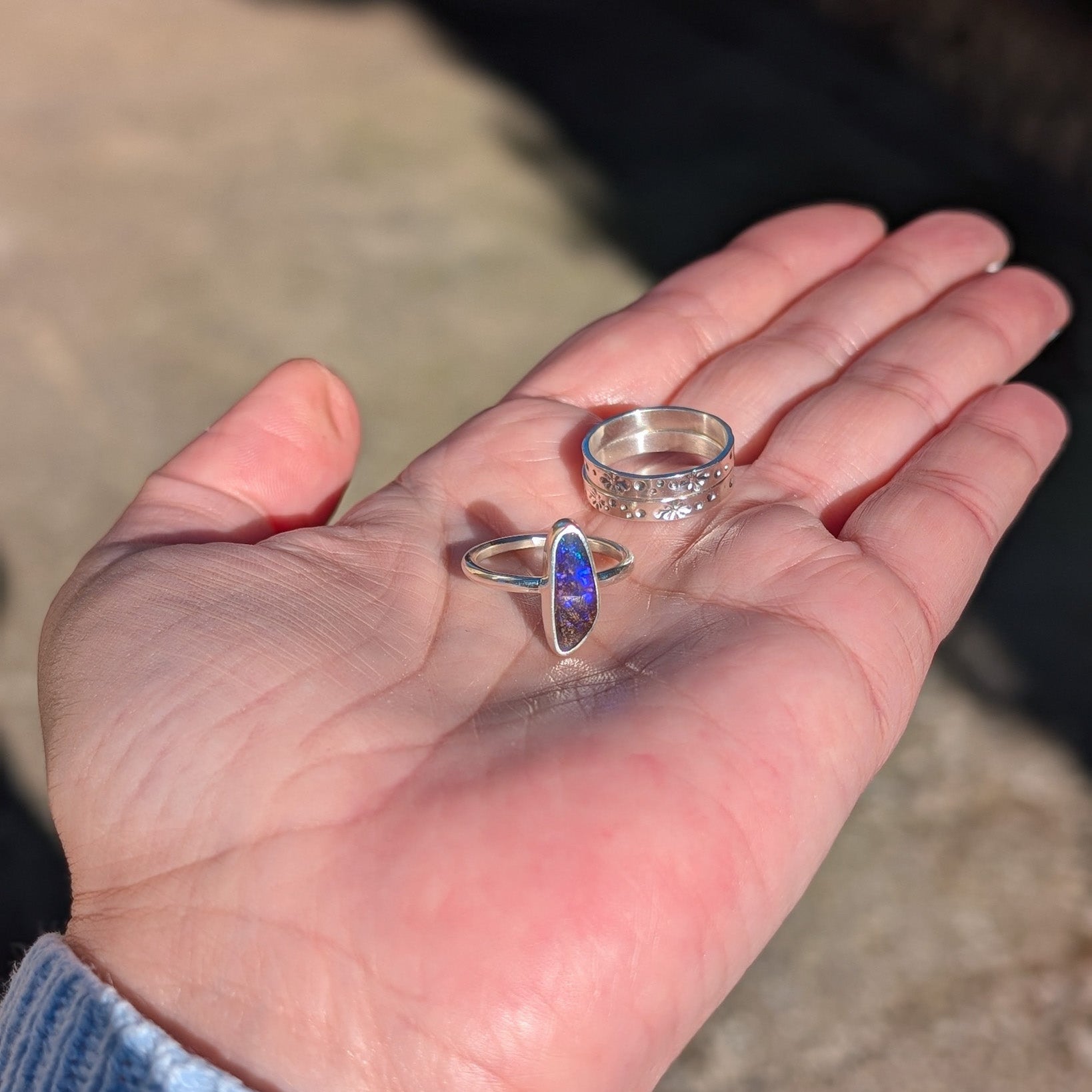 Anillo de plata con ópalo boulder australiano