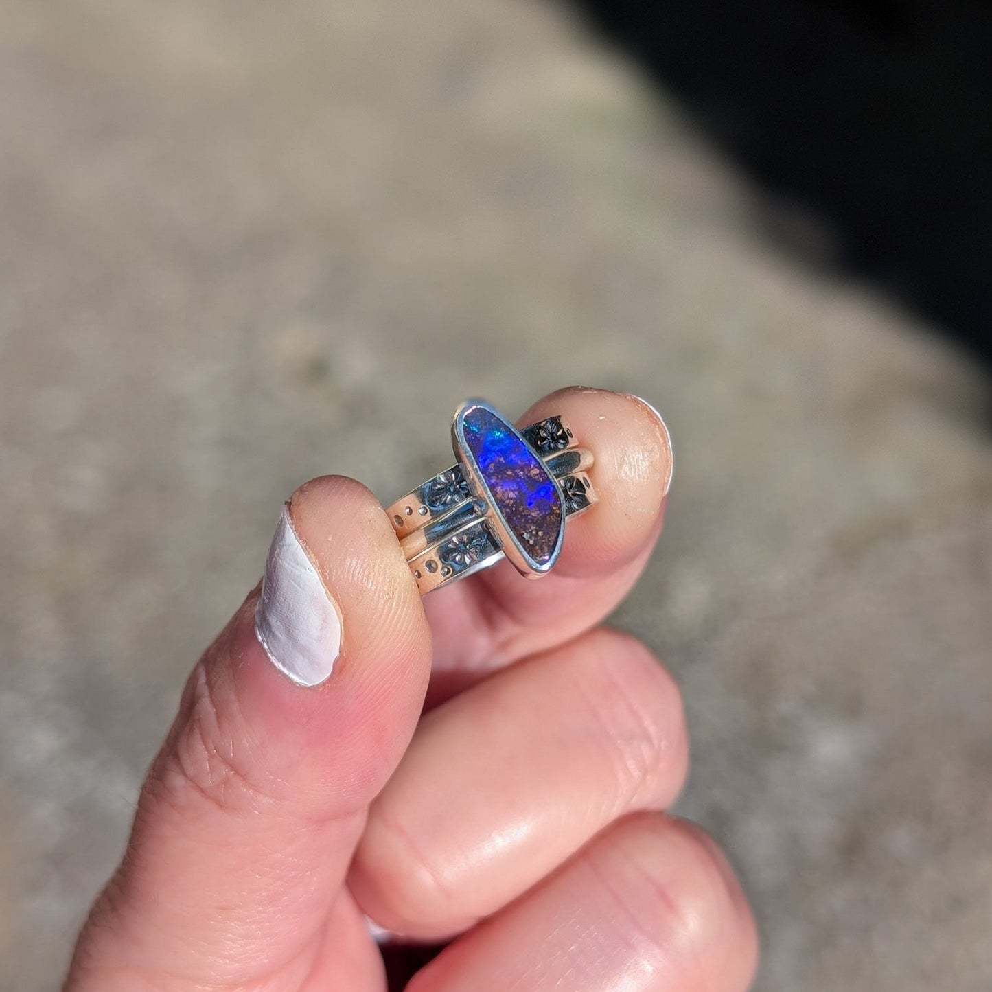 Anillo de plata con ópalo boulder australiano