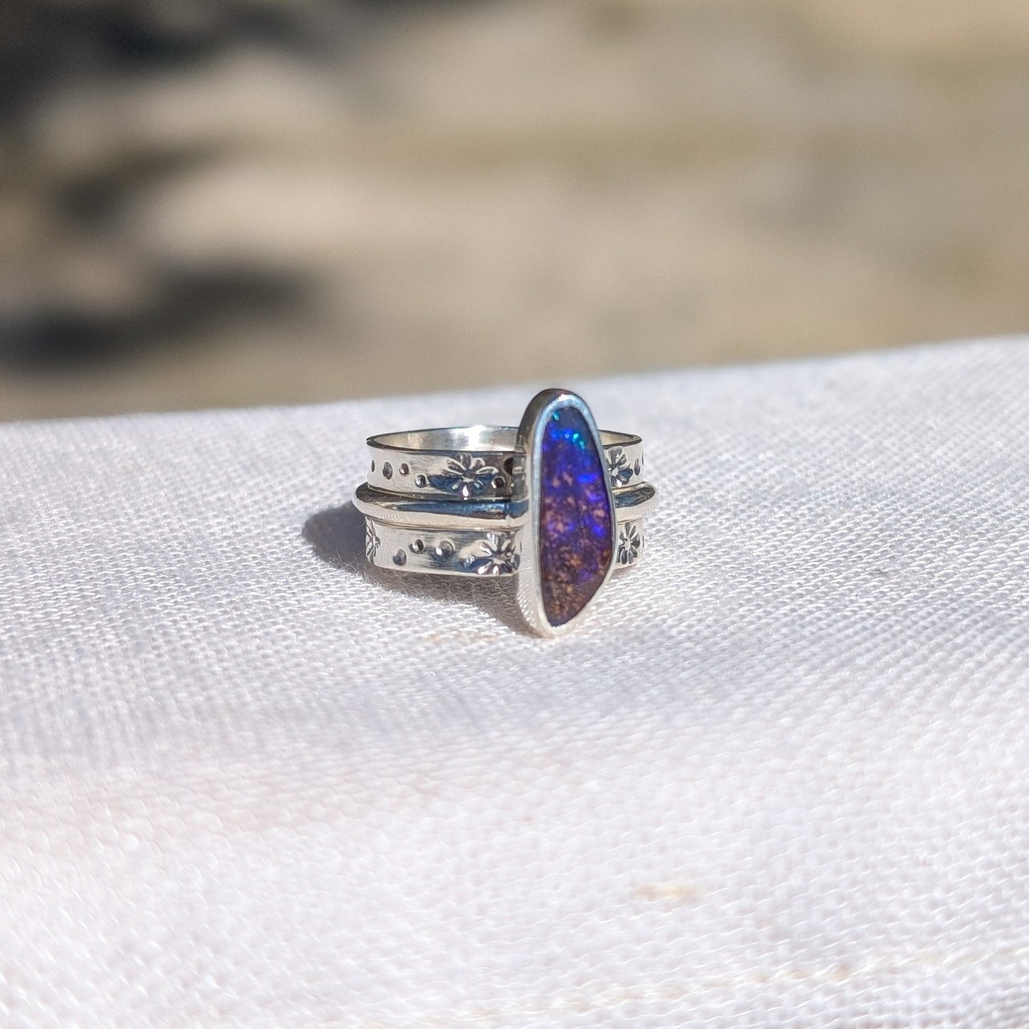 Anillo de plata con ópalo boulder australiano