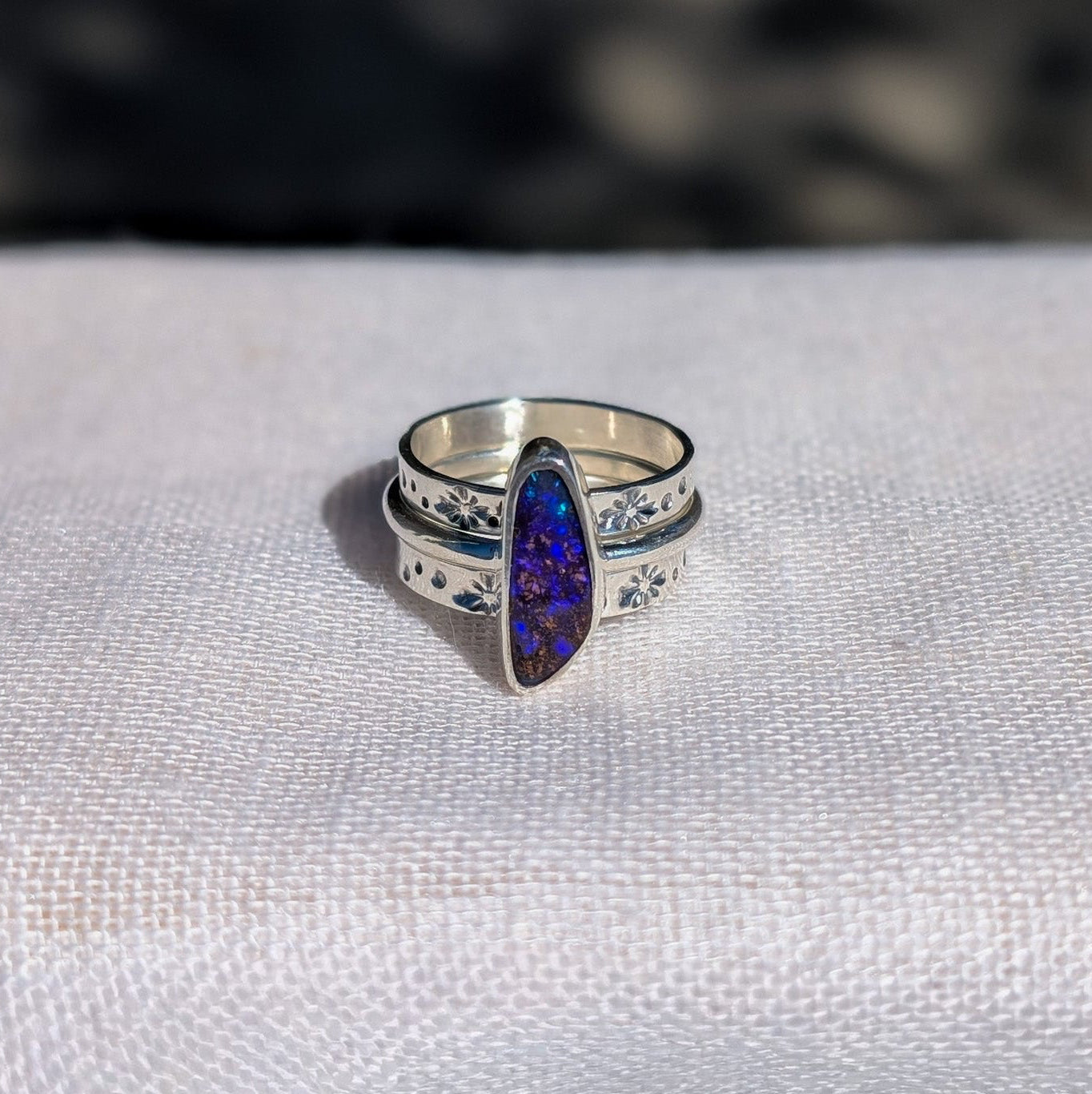 Anillo de plata con ópalo boulder australiano