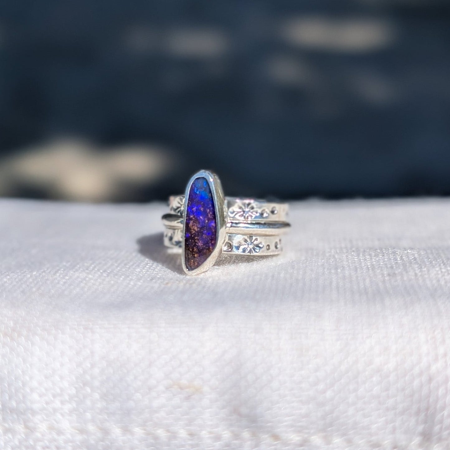 Anillo de plata con ópalo boulder australiano