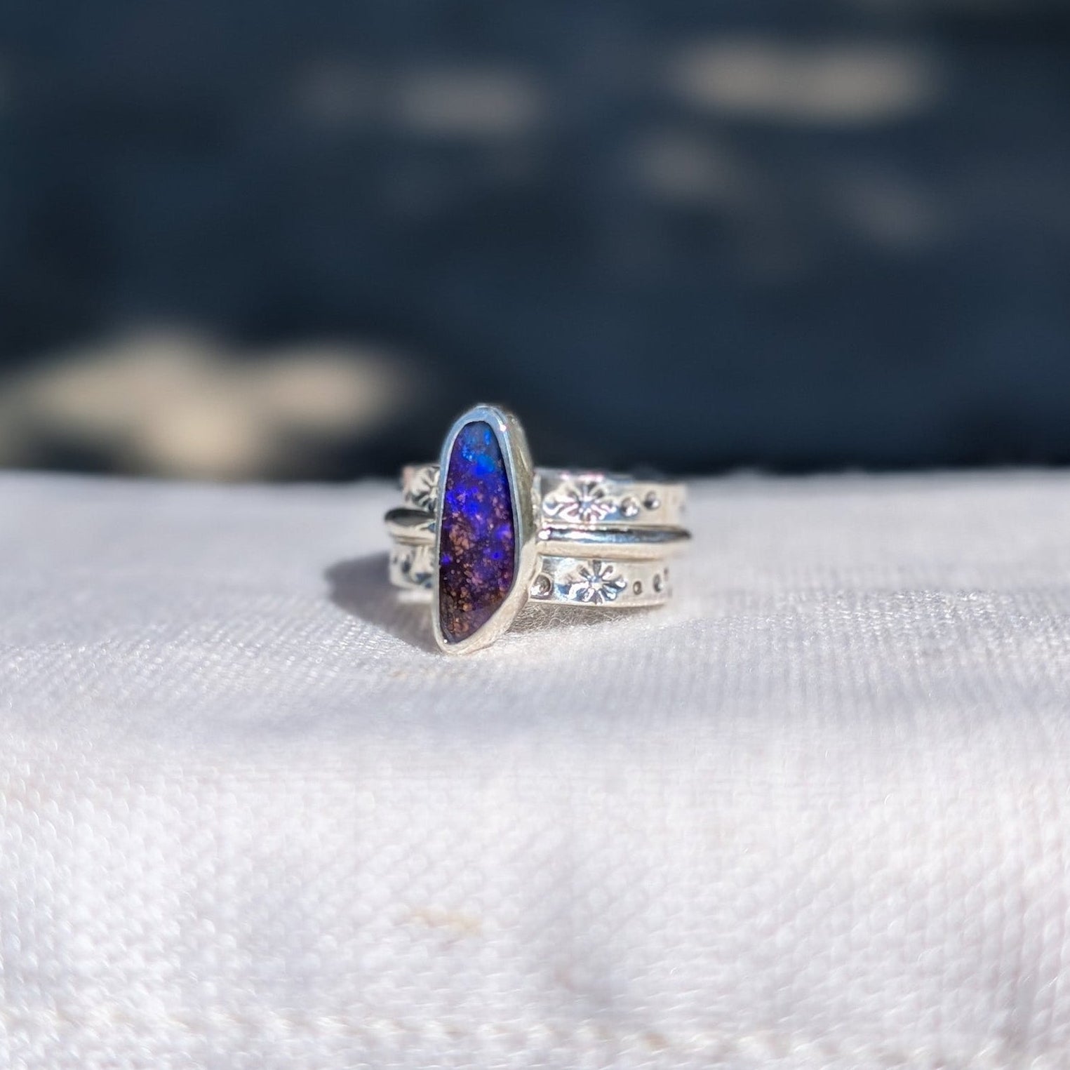 Anillo de plata con ópalo boulder australiano