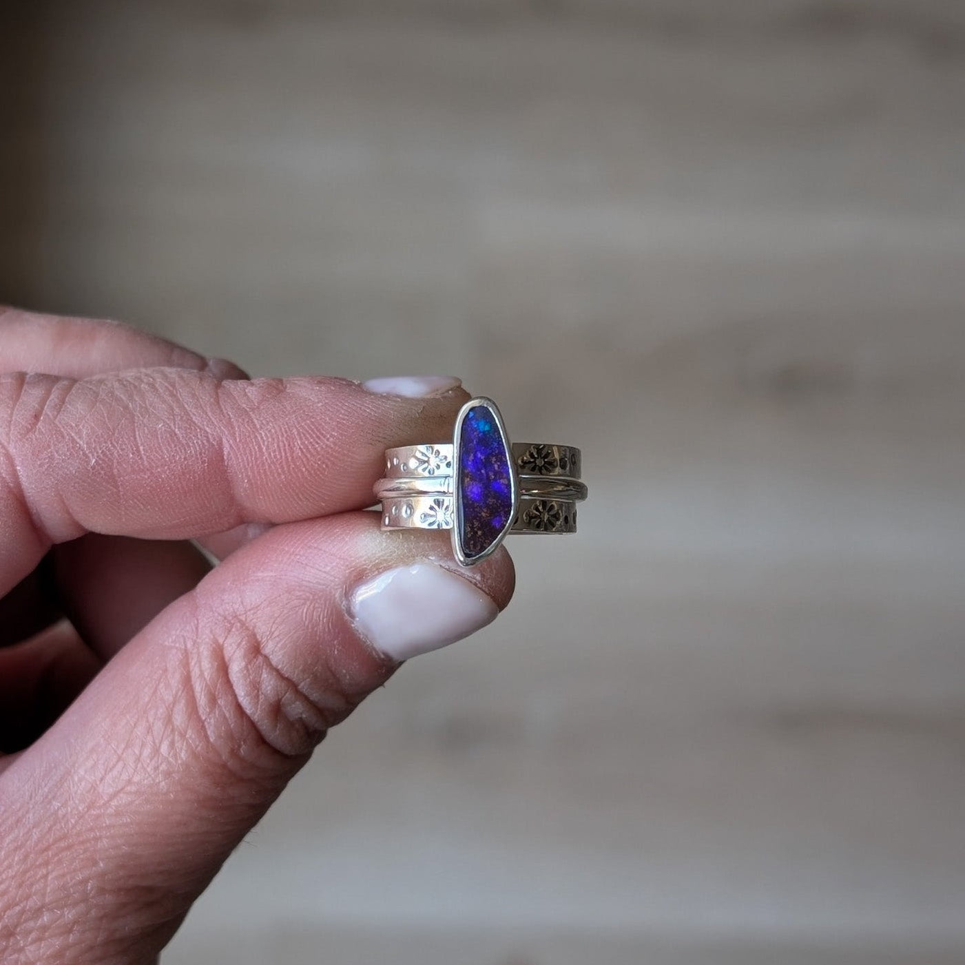 Anillo de plata con ópalo boulder australiano