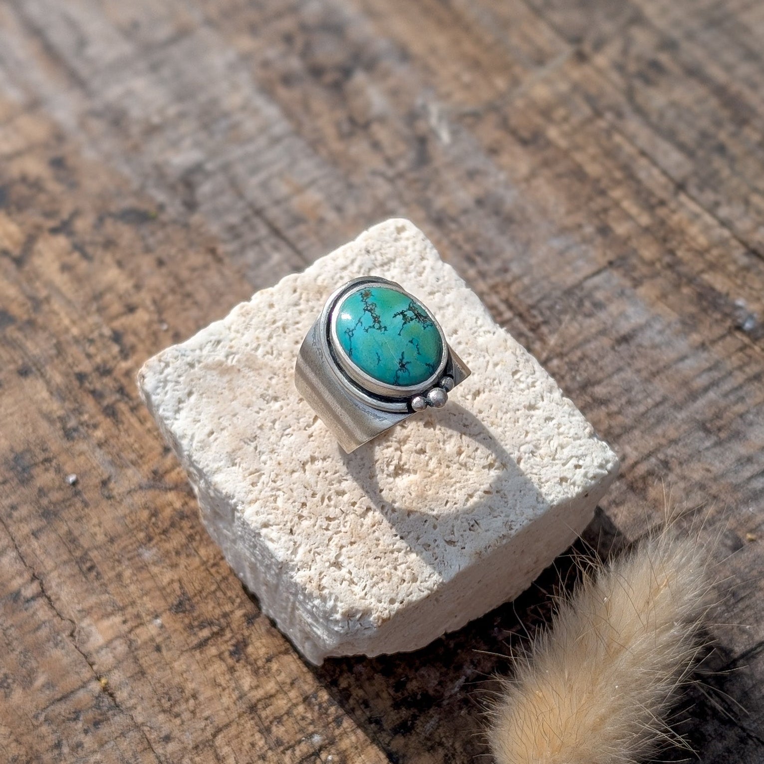Anillo ancho con turquesa